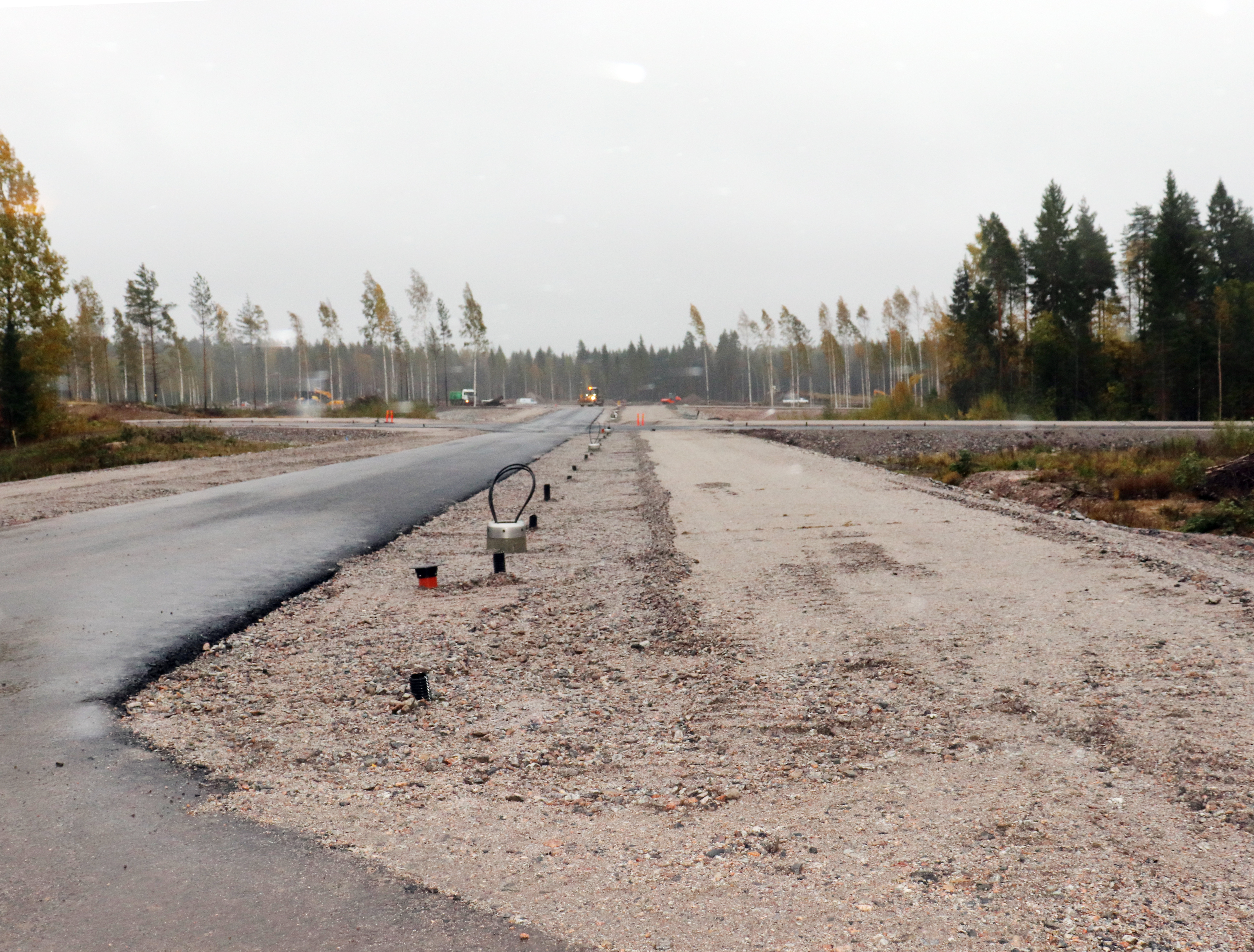 Asuntomessualueen perusinfra luovutettiin tänään tilaajalle, Tuusulan kunnalle. Osassa aluetta tehdään vielä urakan viimeistelytöitä, mm. pohja-asvaltointia. Viikon 42 jälkeen koko alueella näyttää tältä.