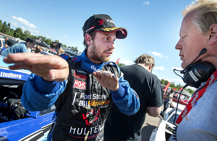 Mattias Lindberg, Vankiva kör V8 Thunder Cars på Ljungbyhed för Bryntesson Motorsport. Till höger teamchef thomas bryntesson