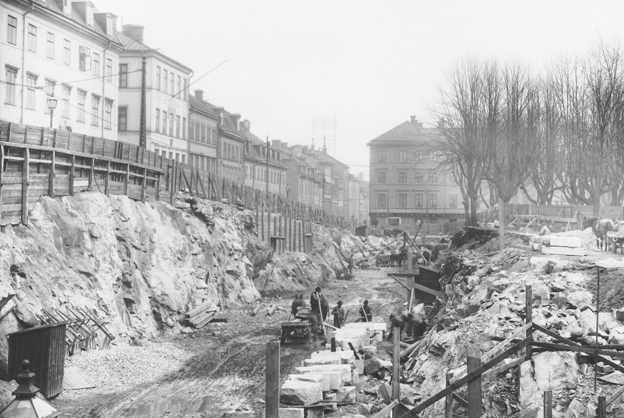 Sänkning och breddning av Hornsgatan vid Mariakyrkan t.v. syns den blivande puckeln 1902.
