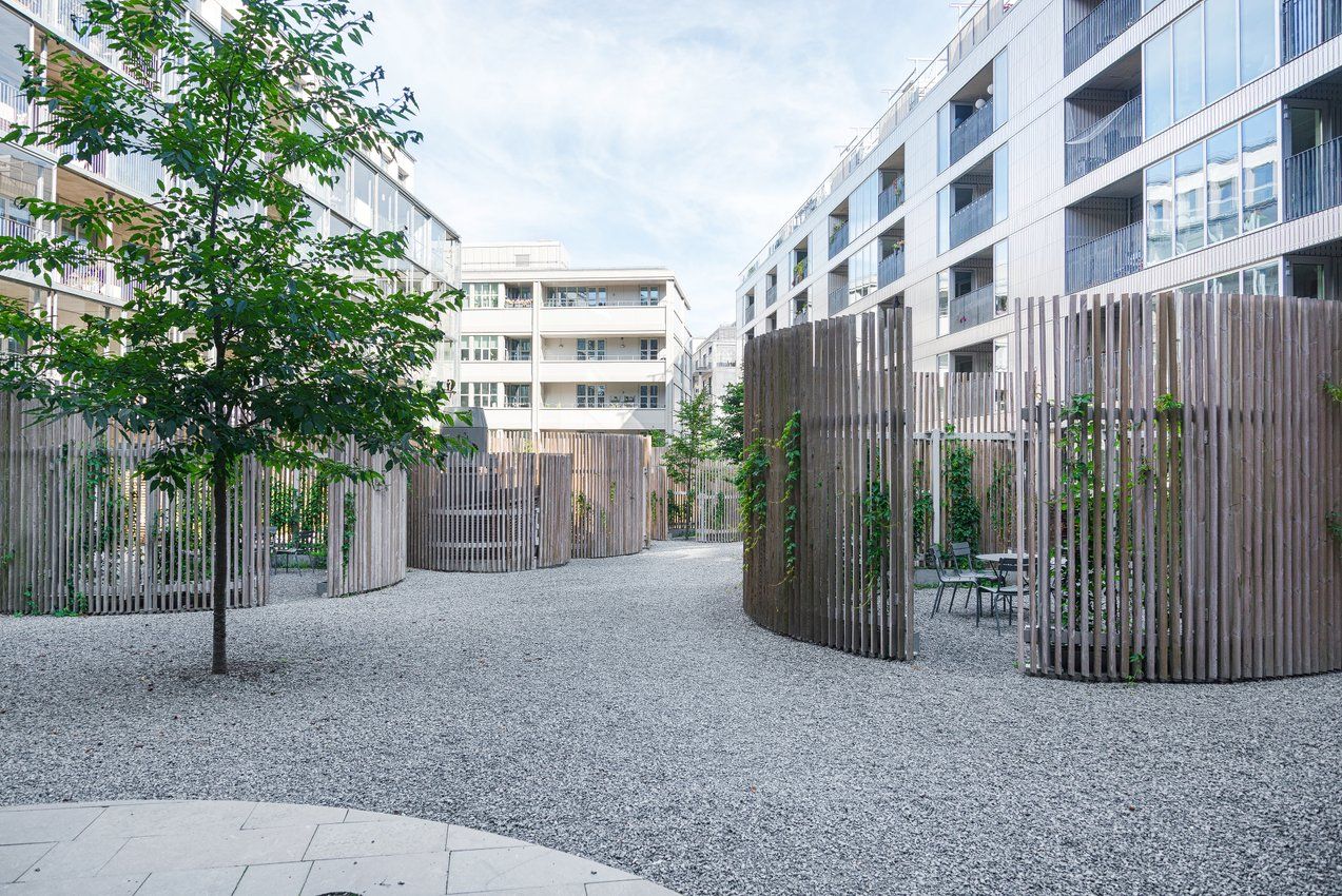 På bilden syns innergården samt Packhuset & Studio N°4