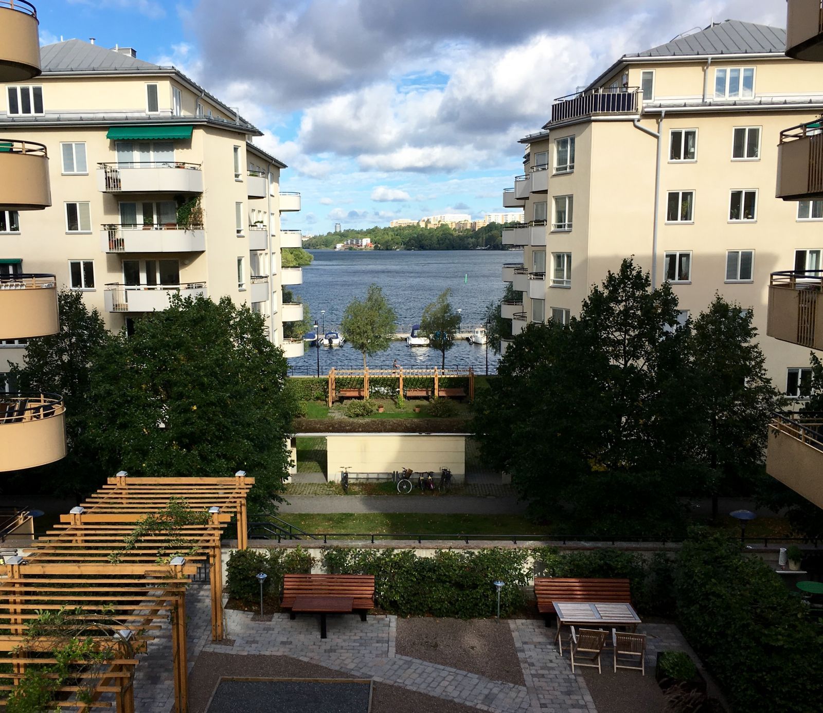 Föreningen har en innergård med både grill och boulebana.