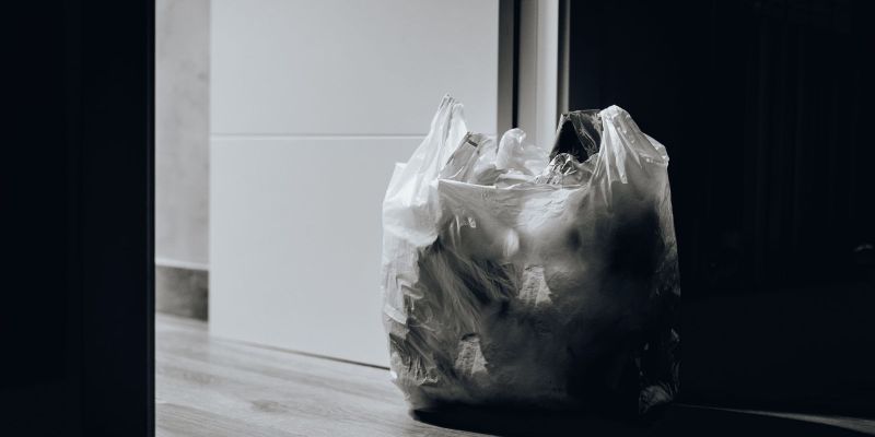 Lämna ej kvar skräp i källargångarna