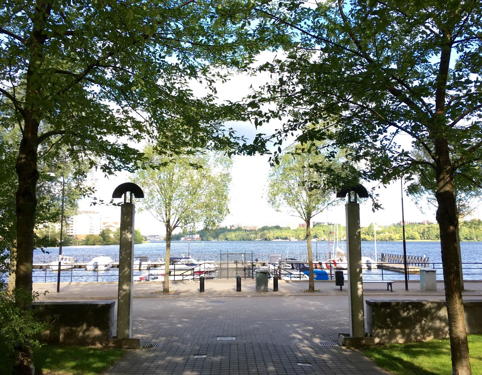 Kajen och strandpromenaden ligger bara några tiotal meter från föreningens hus.
