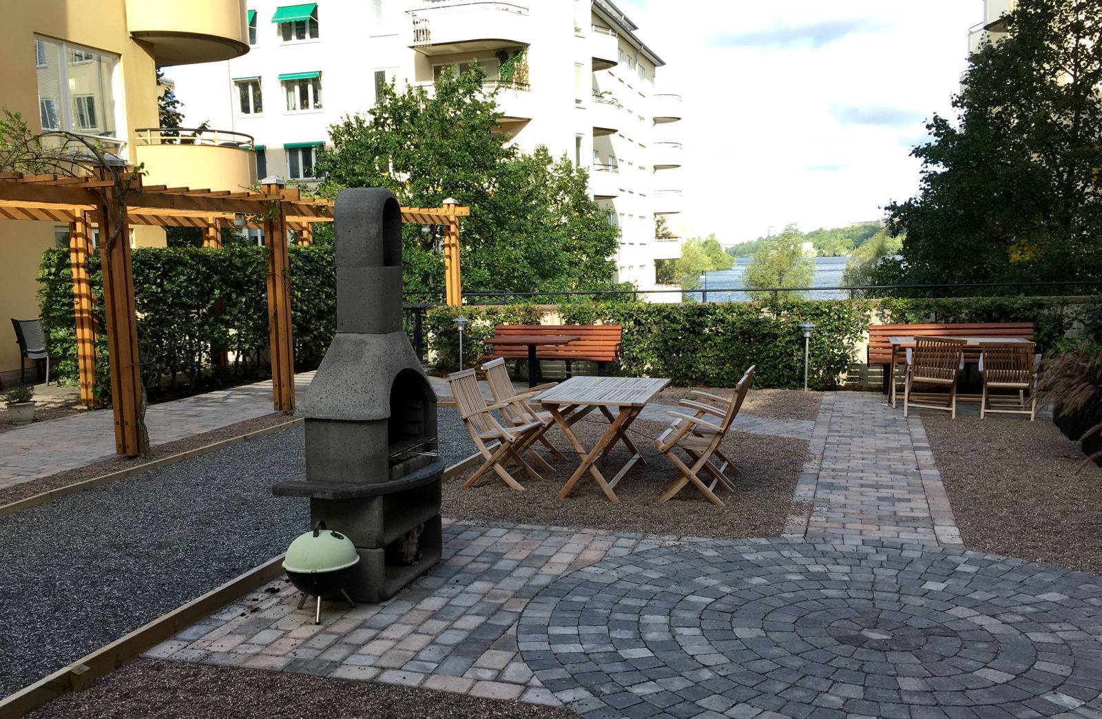 Föreningen har en innergård med både grill och boulebana.