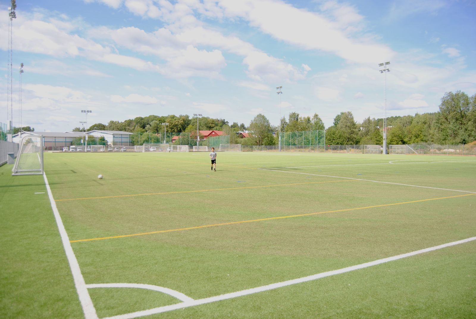Örvallen ligger på andra sidan Örsvängen och ger möjlighet till spontanfotboll på 2 konstgräsplaner