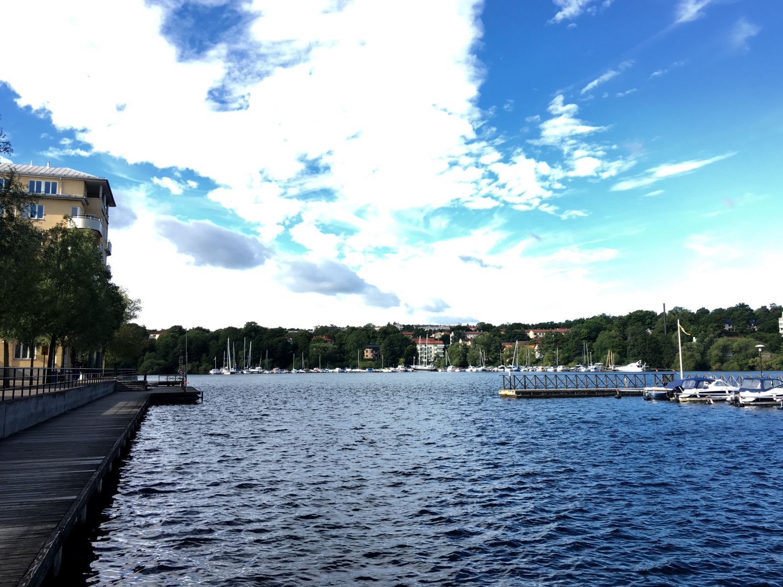 BRF Kräftan 1620 ligger alldeles nära Ulvsundasjön .
