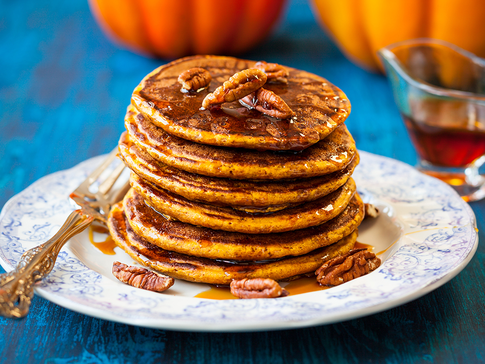 pumpkin-pancakes_960 kesäkurpitsa pannukakut siirapilla ja saksanpähkinöillä