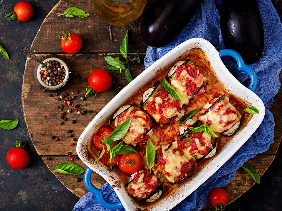 aubergine uunissa paistettua munakoisoa juuston ja tomaattien kera