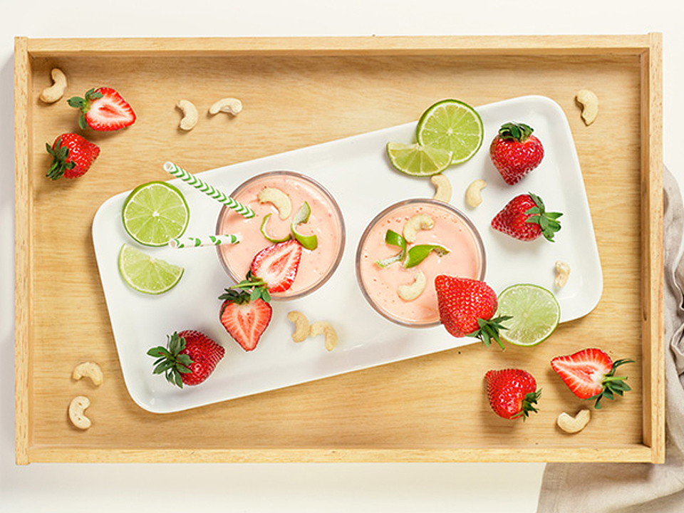 Benecol_FI_supersmoothie supersmoothiet limen, mansikoiden ja cashew pähkinöiden kera