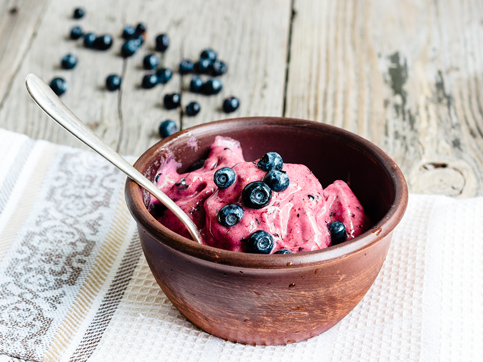 Benecol_FI_mustikka-kardemumma_nice_cream mustikka-kardemumma jäätelö mustikoiden kera kulhossa