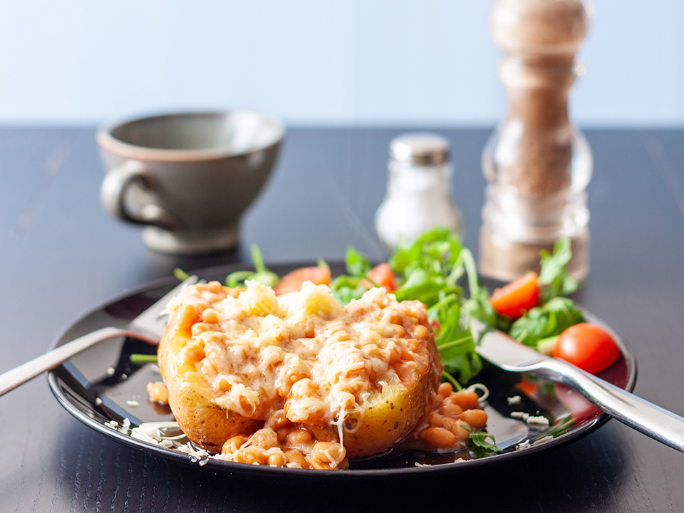 irish_jacket-potato_w_baked_beans_960