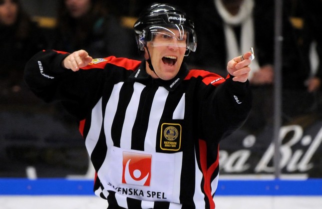 SKELLEFTEÅ 20101125 Domaren Morgan Johansson i torsdagens elitseriematch i ishockey mellan Skellefteå AIK och Brynäs IF som spelades i Skellefteå Kraft Arena. Foto: Robert Granström / Scanpix / Kod 11104