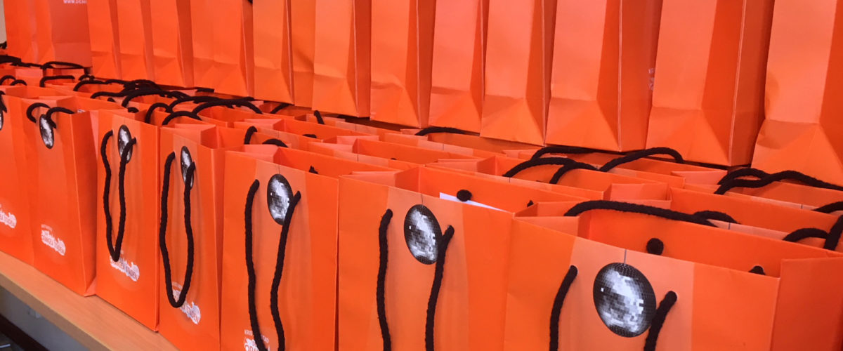 Bild - 500 orangea goodiebags till Mellocirkusen