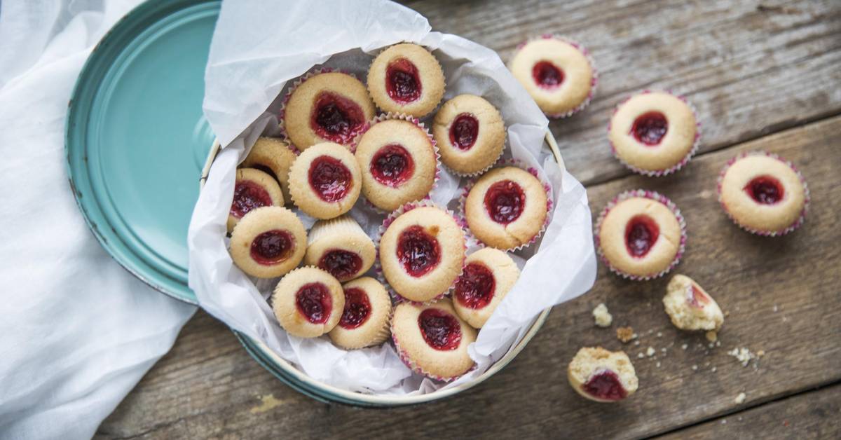 Follow the recipe of Raspberry caves ('Hallongrottor') | Visit Sweden