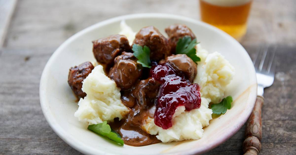 Traditional Swedish meatballs with mashed potatoes and lingonberries | Visit Sweden