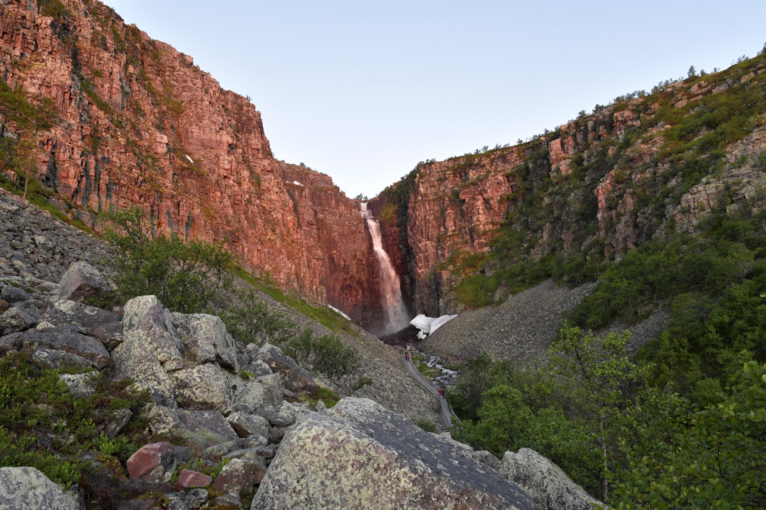 Een waterval valt tussen twee ravijnen.