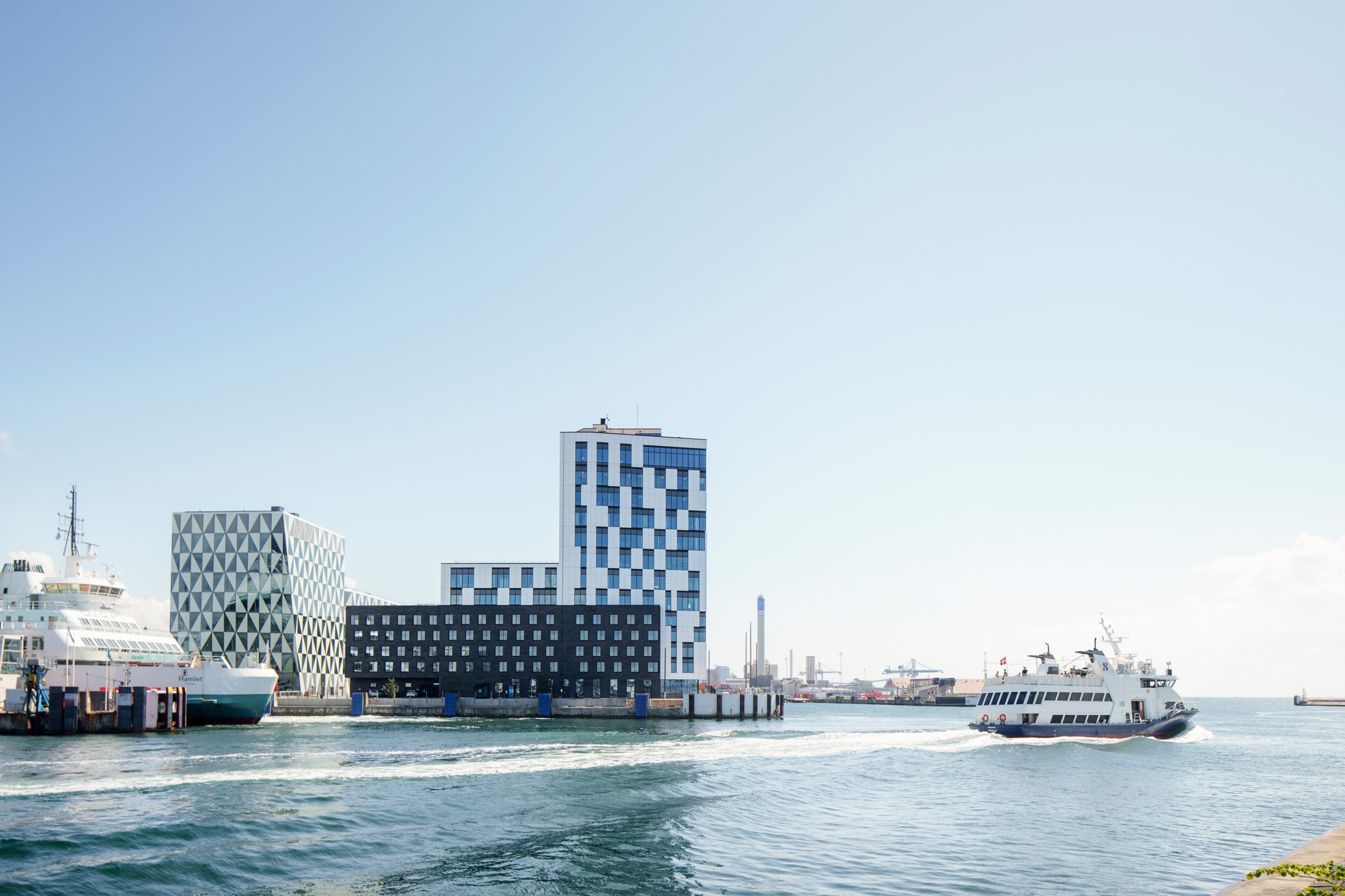 Havengebied van een stad met boten op het water.