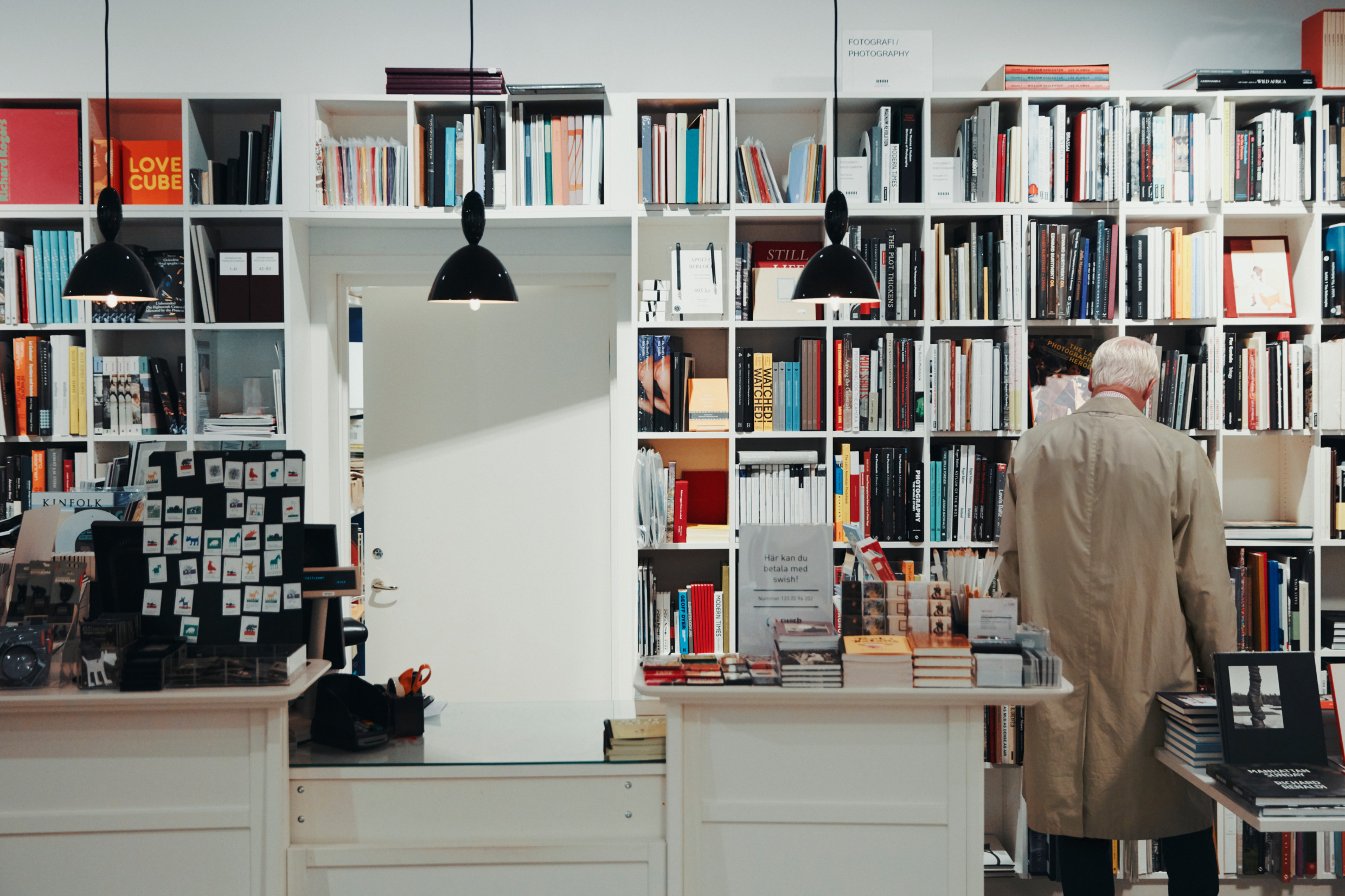 Ein Mann steht vor einem hohen Regal voller Bücher im Konstmuseum in Göteborg.