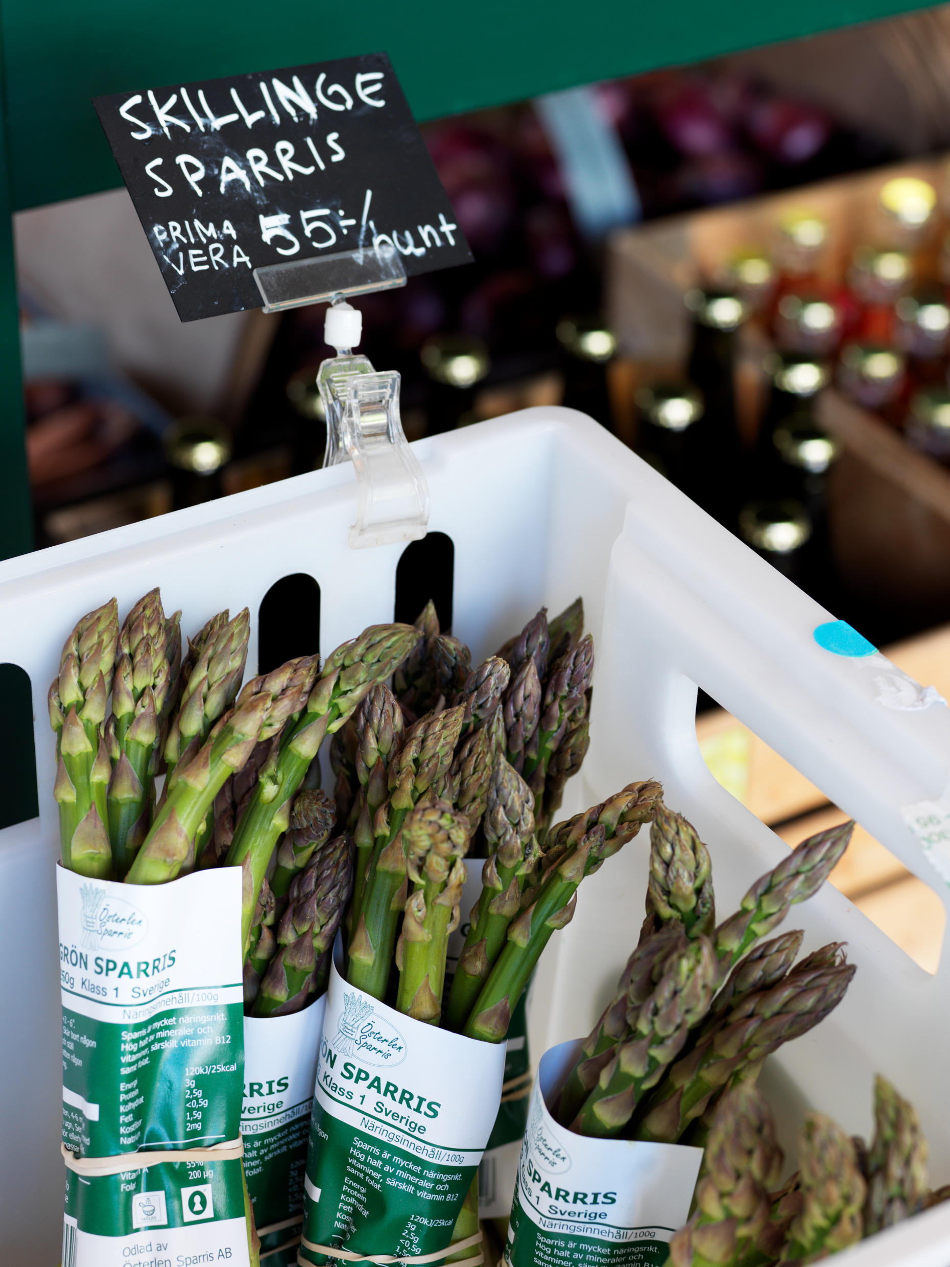 Bottes d’asperges vertes fraîches.