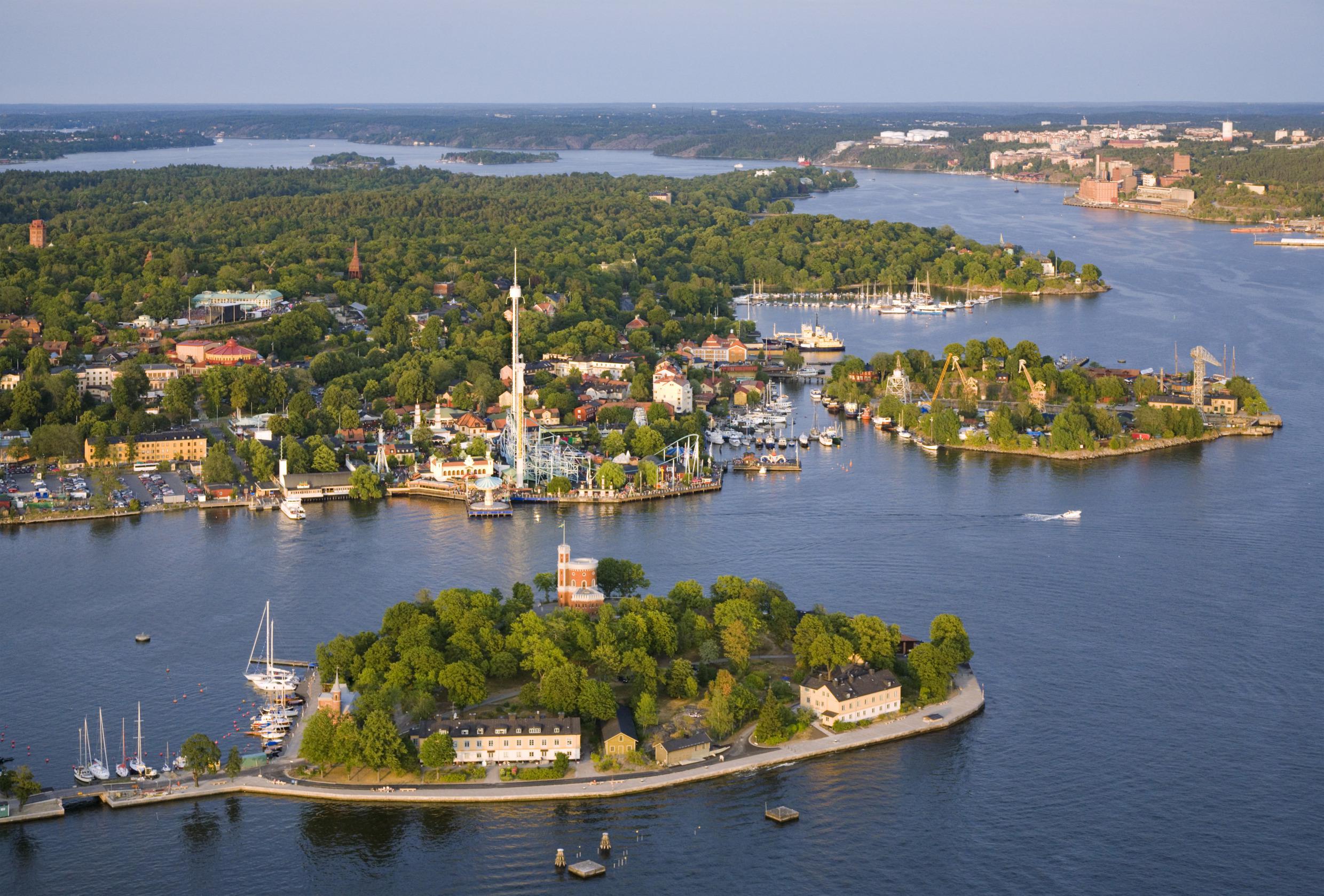 Luchtfoto van Stockholm met het eiland Kastellholmen op de voorgrond en Djurgården en de binnenste archipel in de verte.