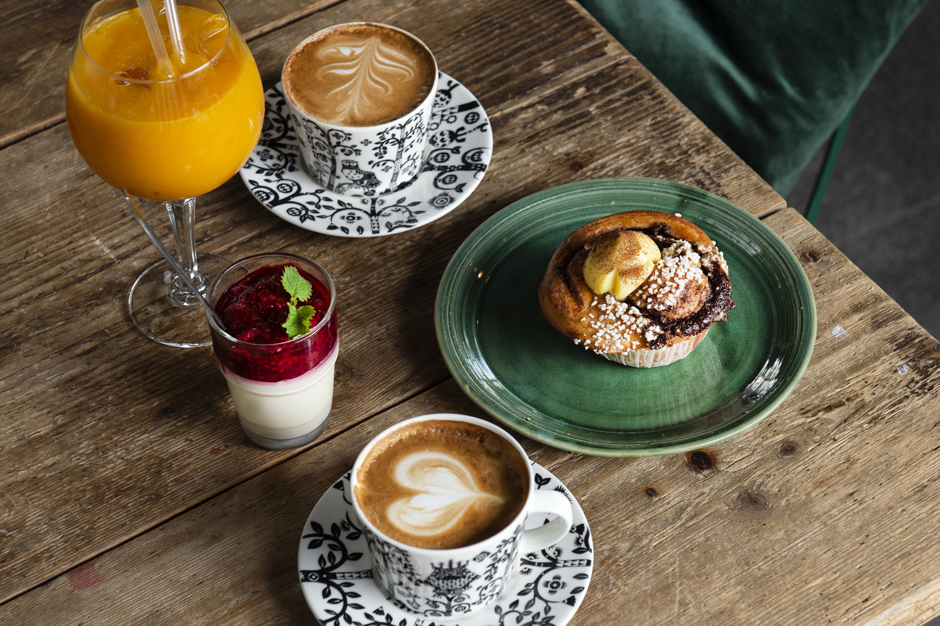 Ein Tisch mit schwedischer Fika wie Kaffee und einem Zimtbrötchen