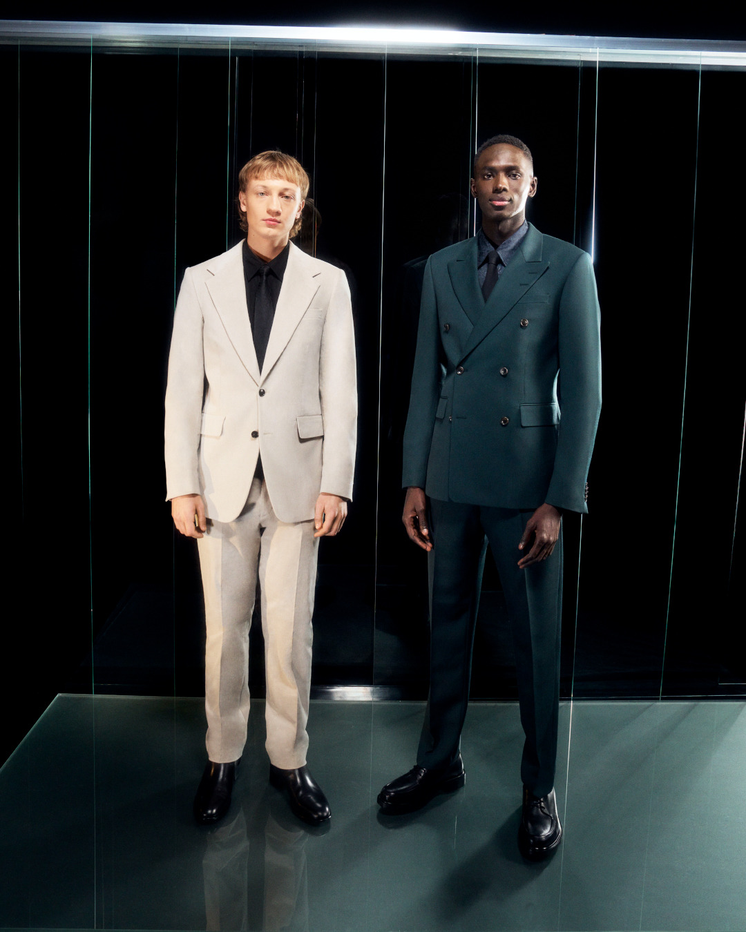 Zwei Personen die einen Anzug tragen.