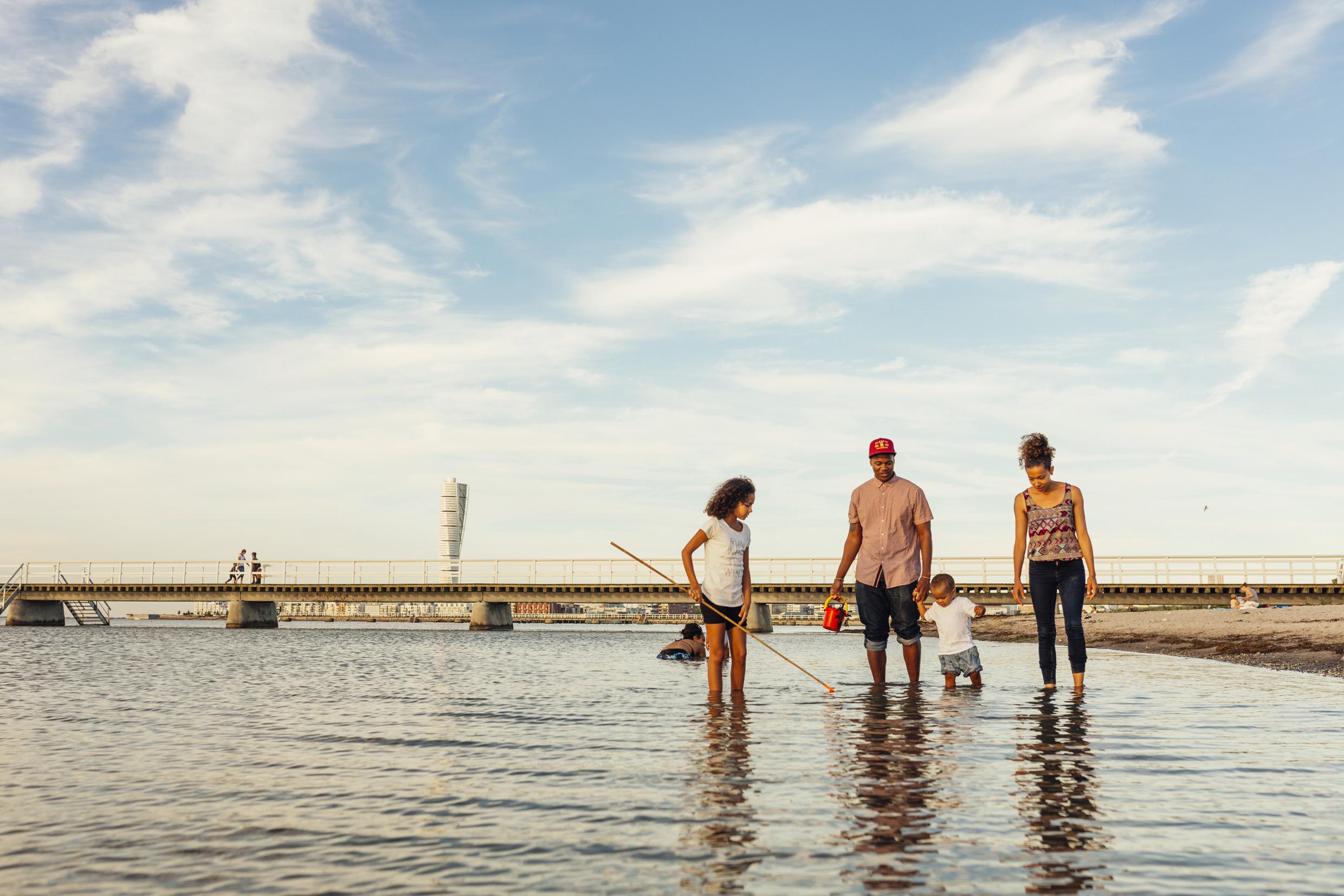 Une famille sur la plage de Ribersborg à Malmö