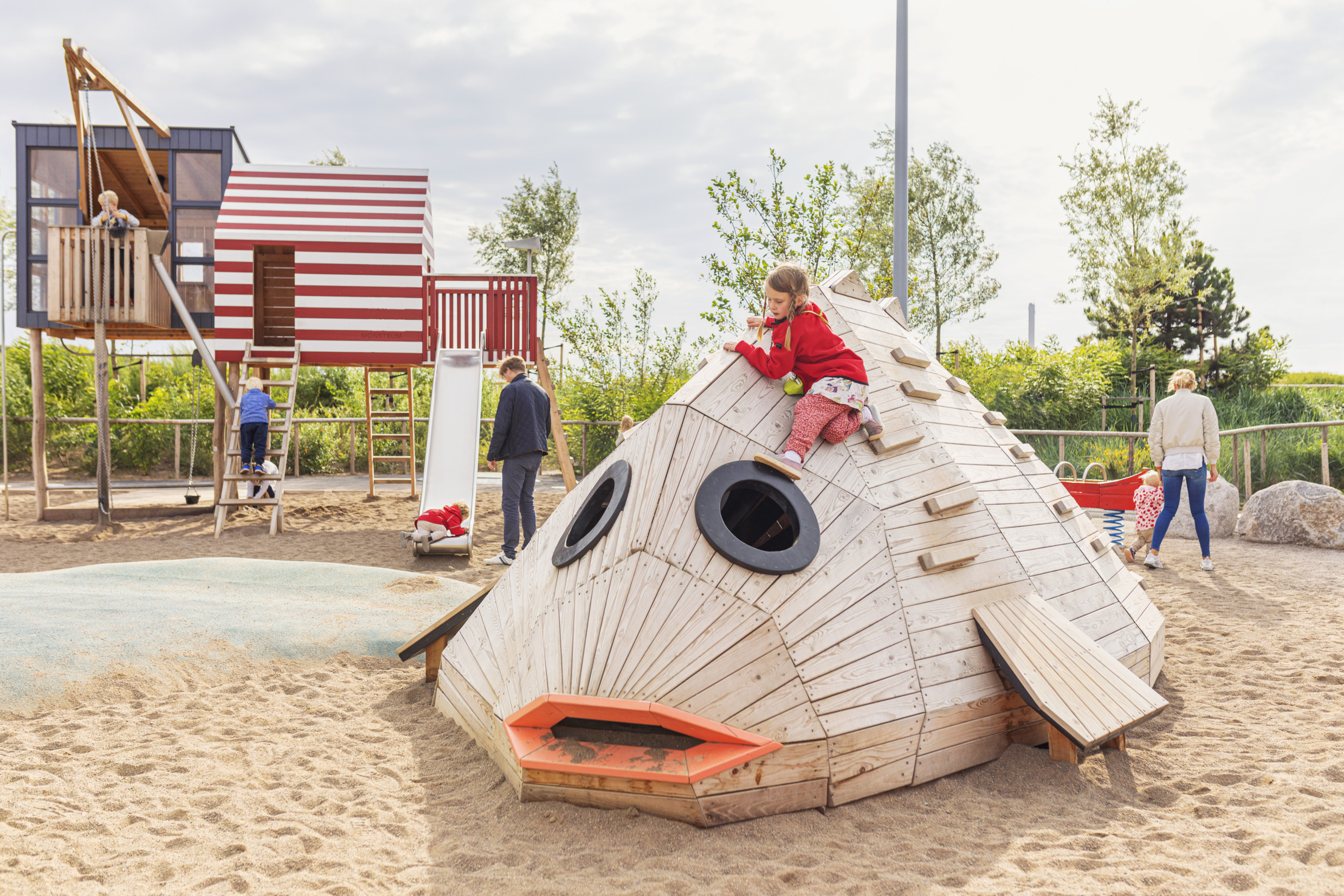 Kinderen spelen in een speeltuin.
