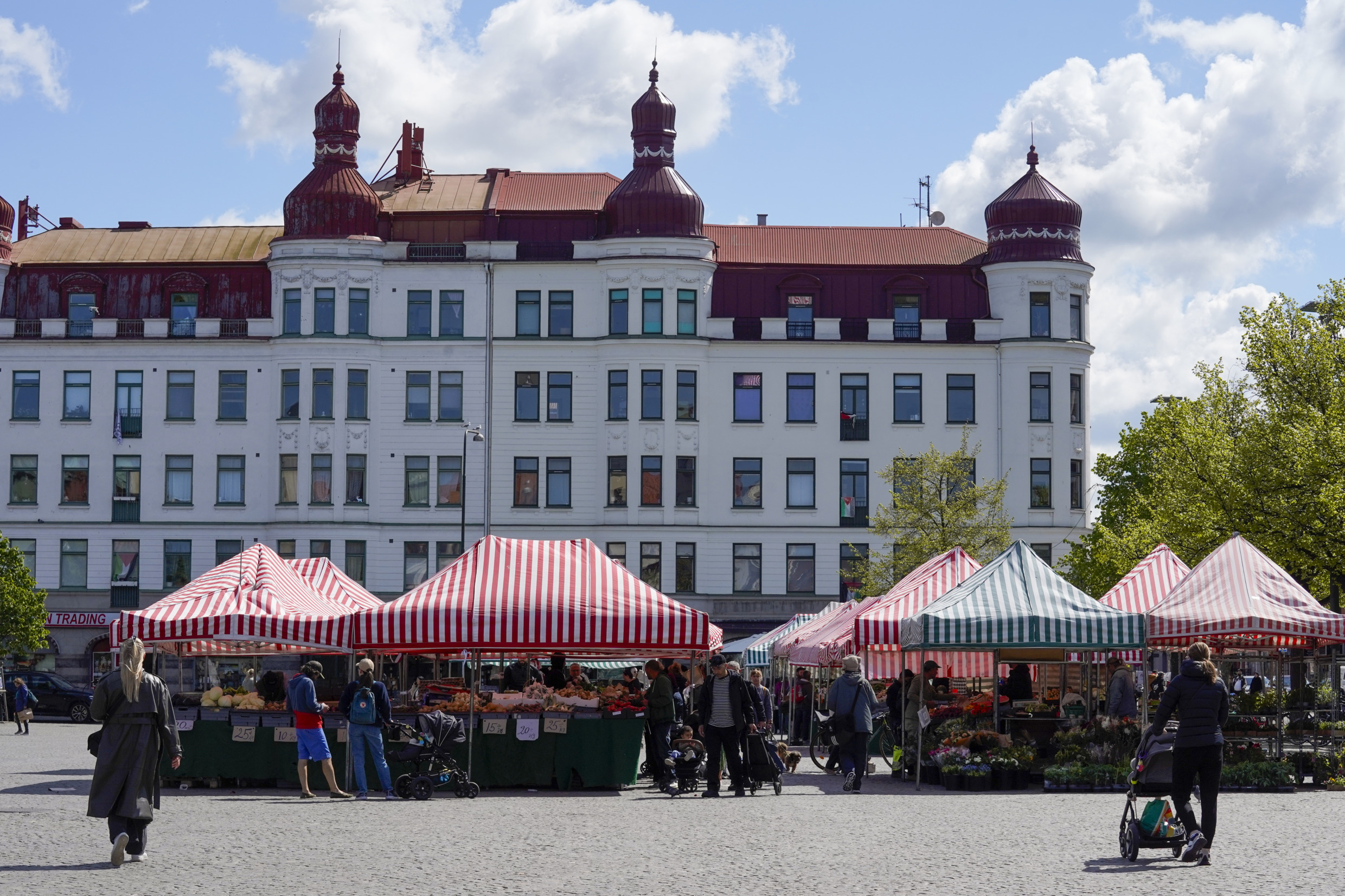 A food market at Möllevångstorget.