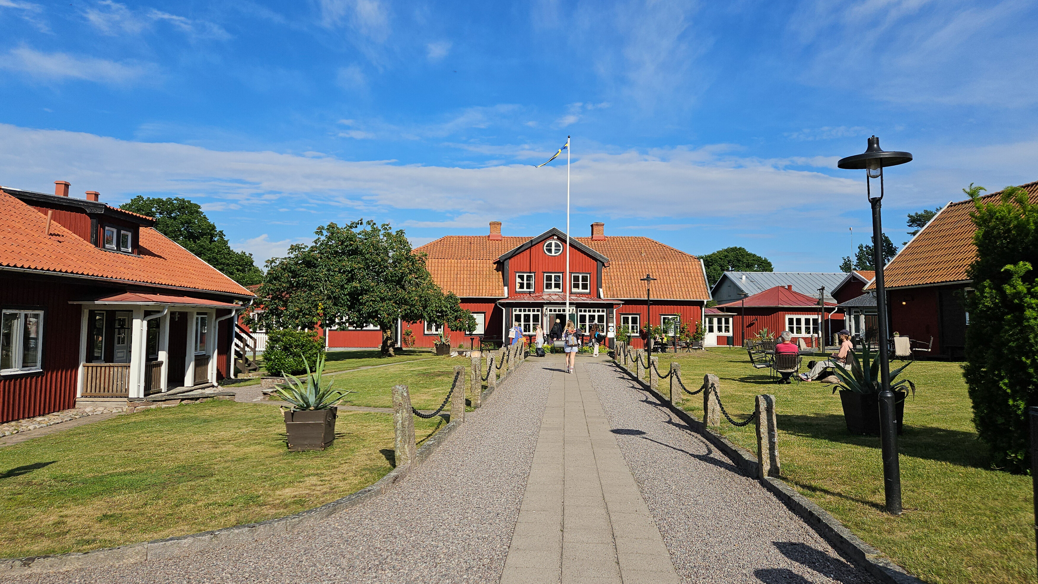 Een blik op het historische pensiongebouw en de weg bij Stufvenäs Gästgifveri in Söderåkra.