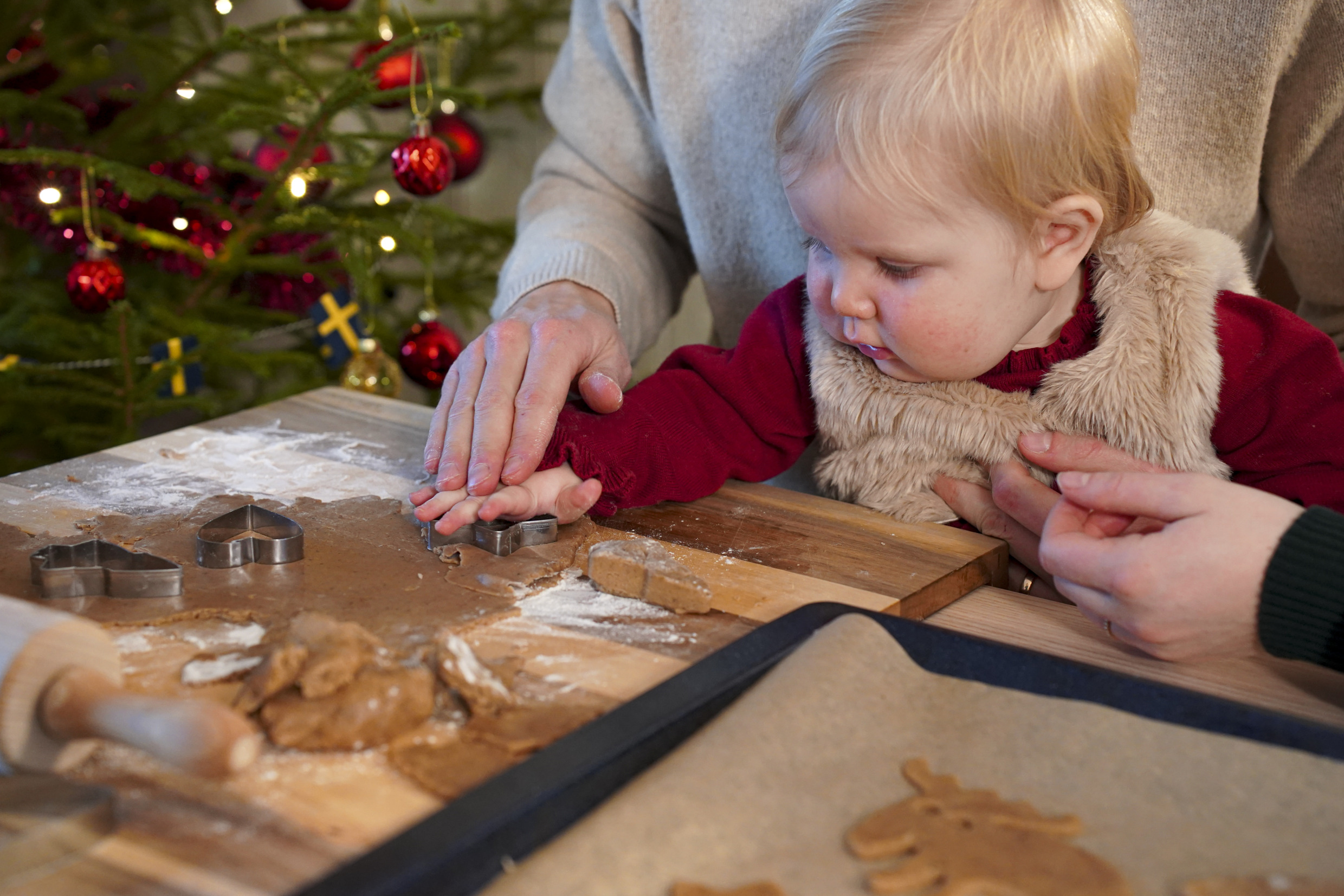 Een kind bakt peperkoeken.