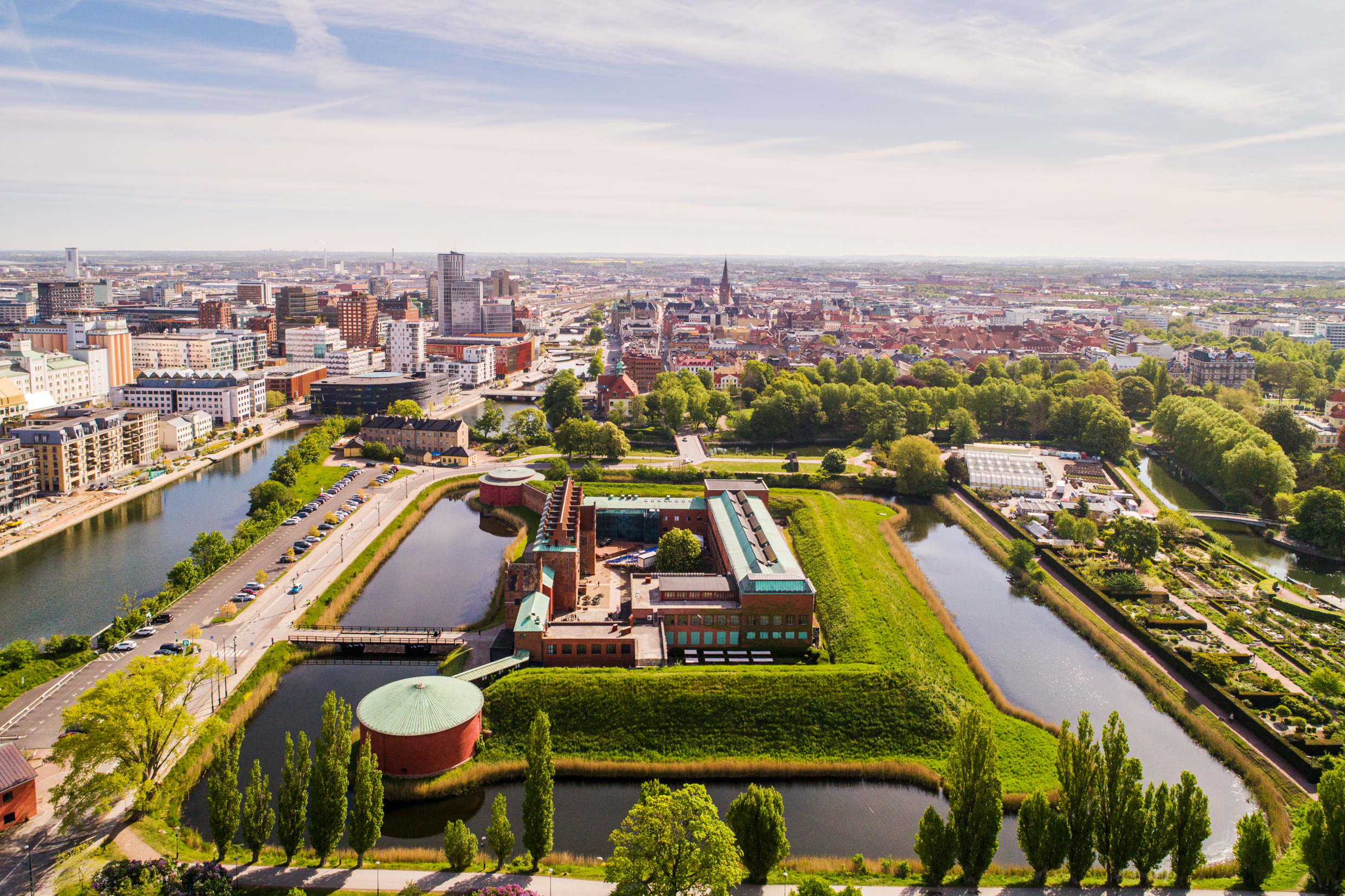 Dronebeeld over kasteel Malmöhus en Slottsträdgården.
