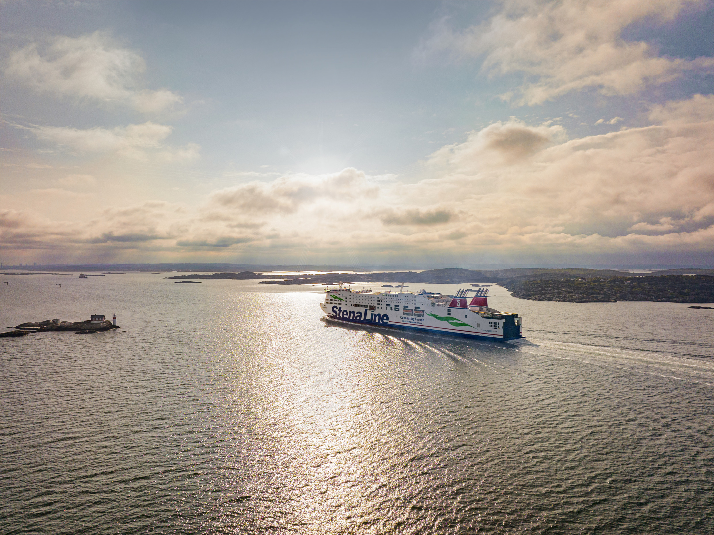 Stena Line cruiseschip vaart over open water tijdens een zonsondergang.