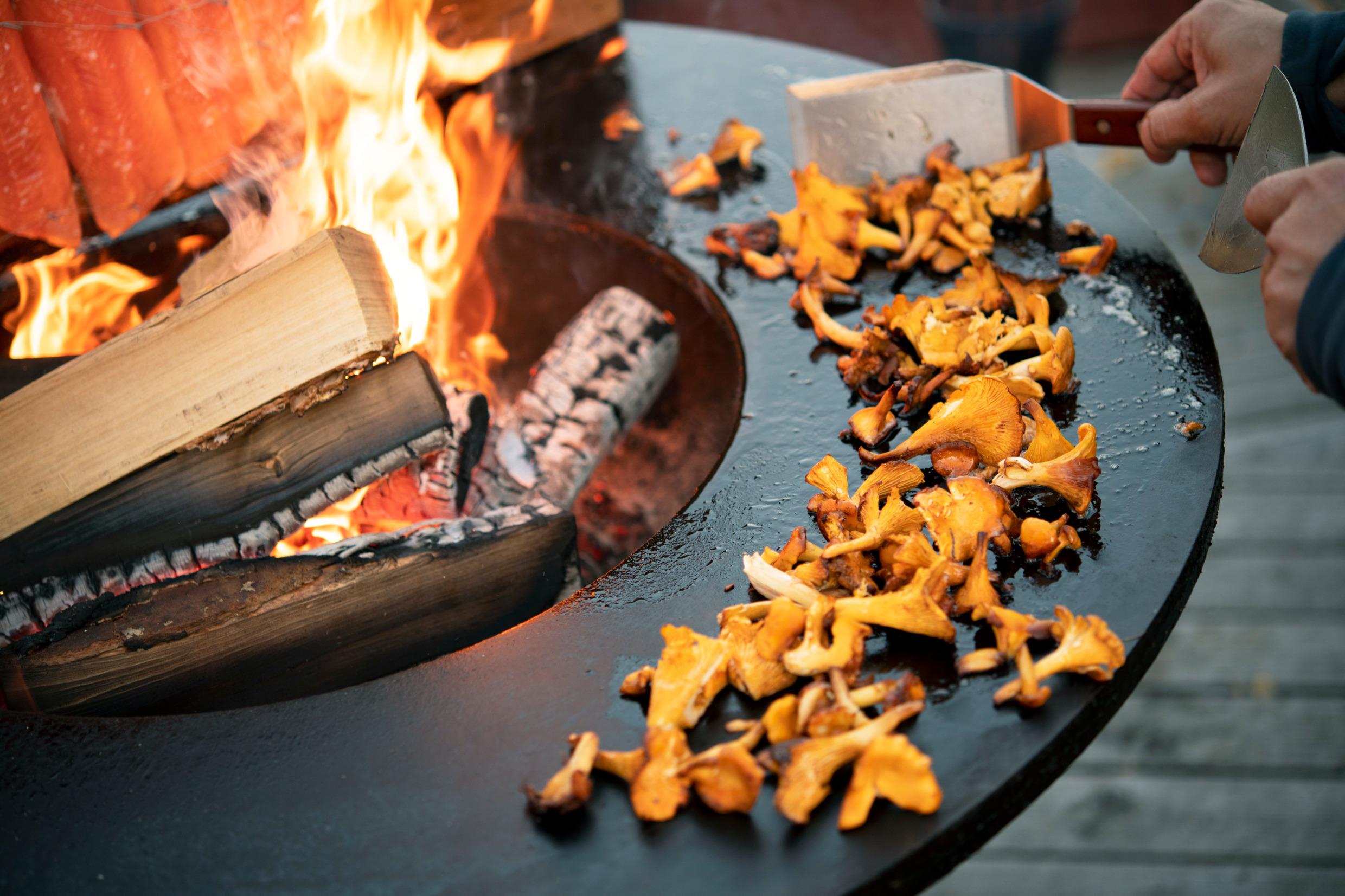 Pfifferlinge werden am Feuer in Schweden gekocht.