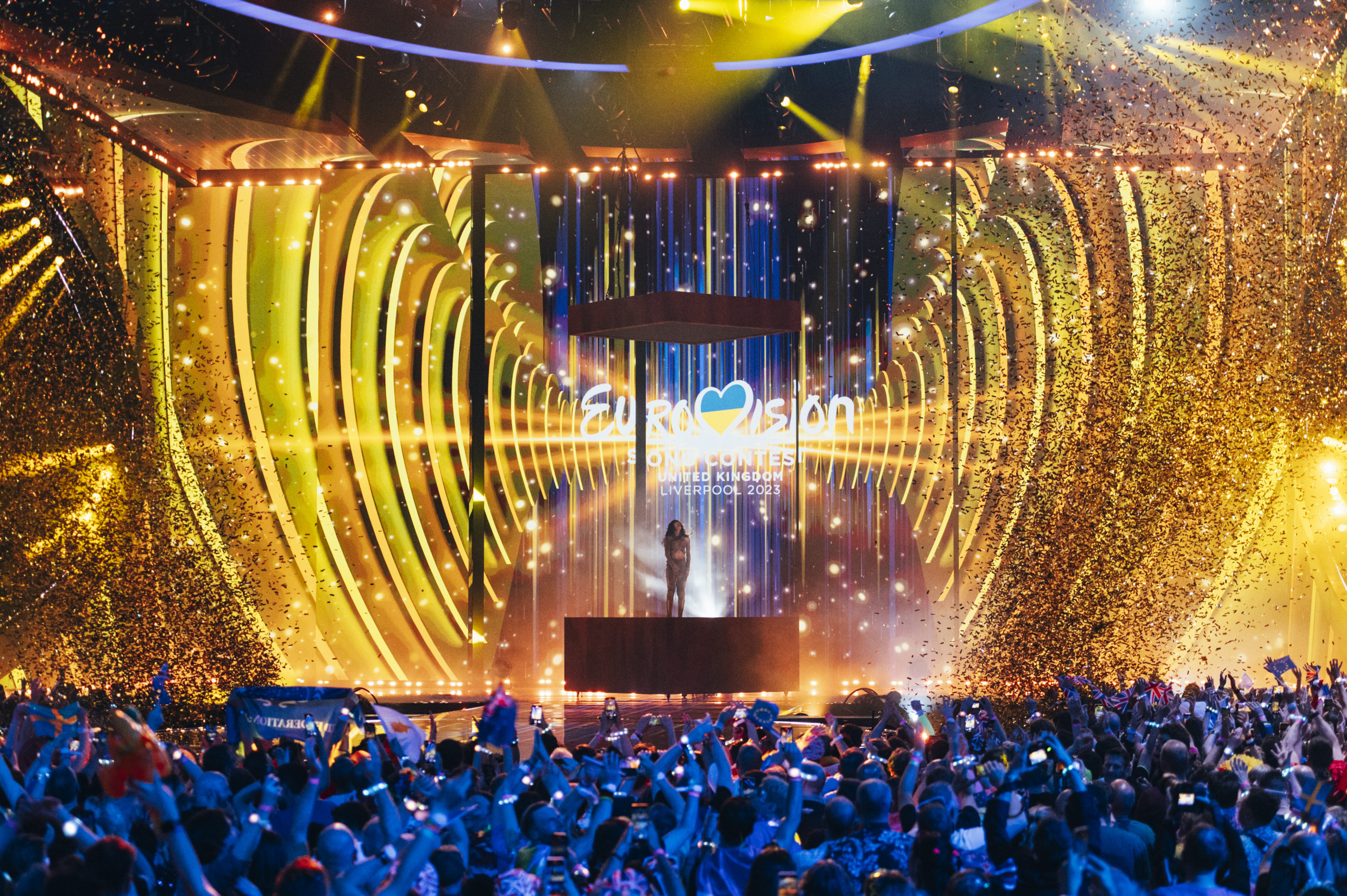 La chanteuse suédoise Loreen se tient sur la scène du trophée du Concours Eurovision de la chanson après sa victoire en 2023.