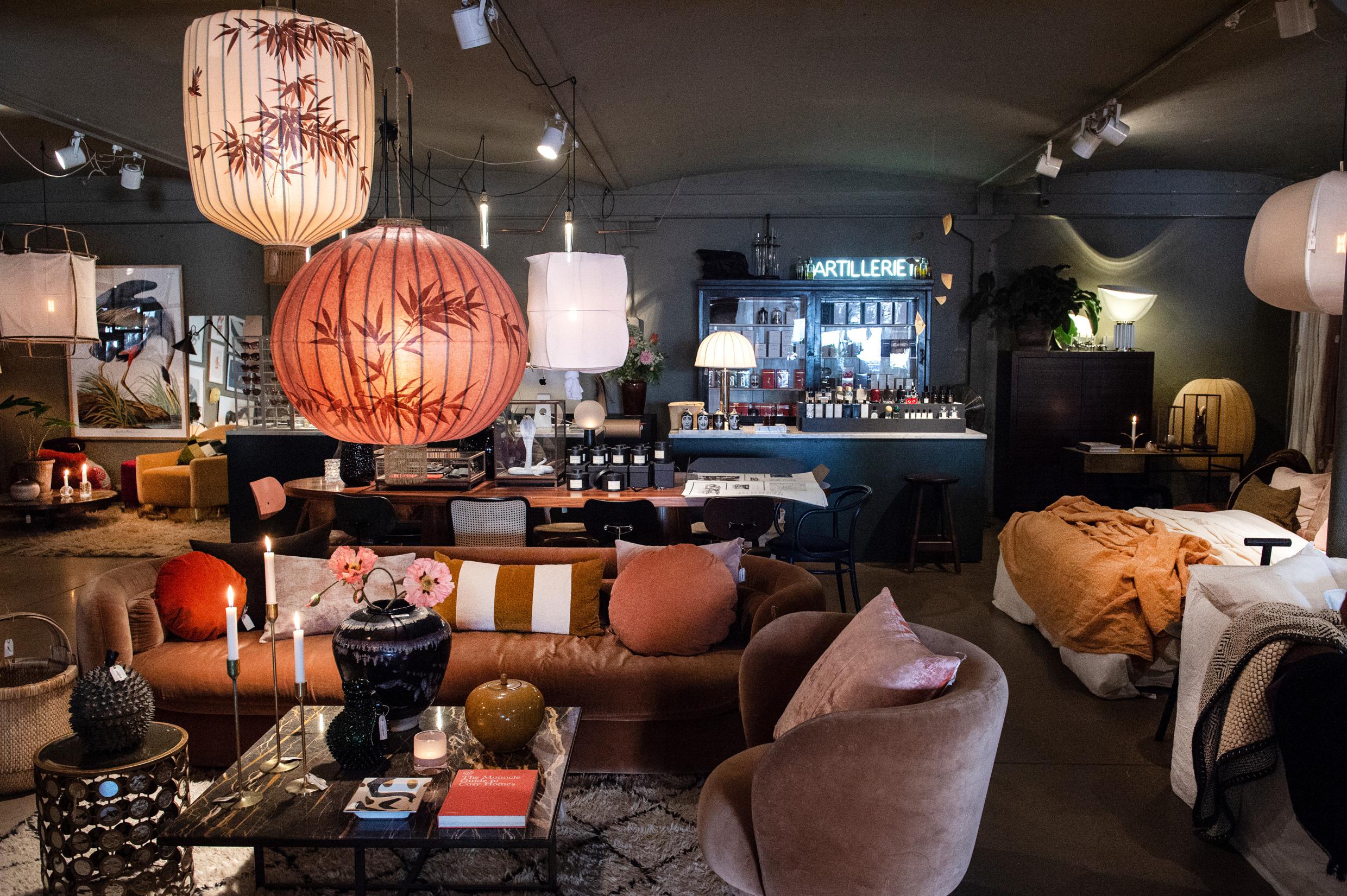 Samtsofas, ein Bett, ein Tisch mit Stühlen und viele andere Designartikel im Designshop Artilleriet.