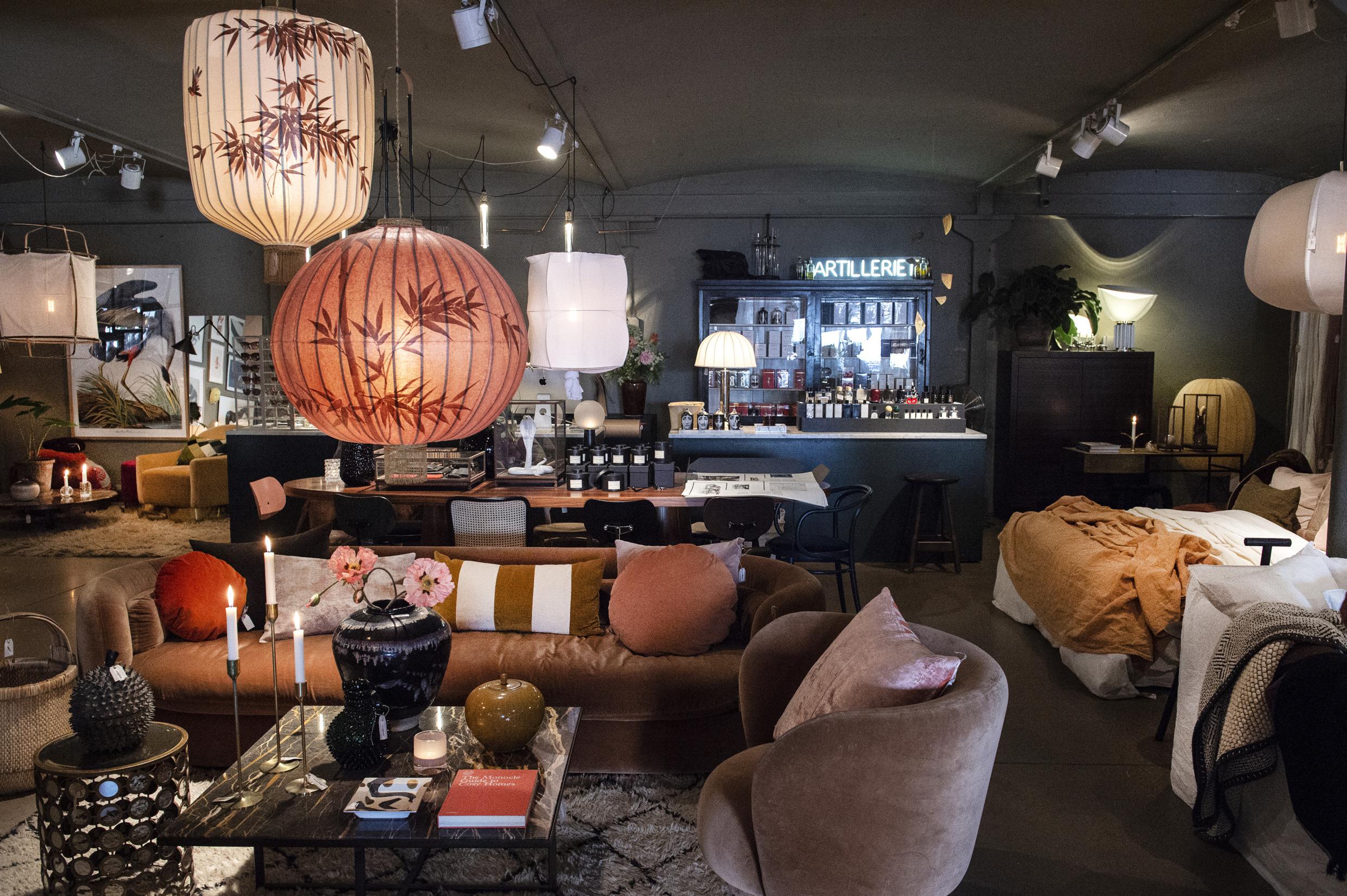 Fluwelen banken, een bed, een tafel met stoelen en vele andere designartikelen in de designwinkel Artilleriet.