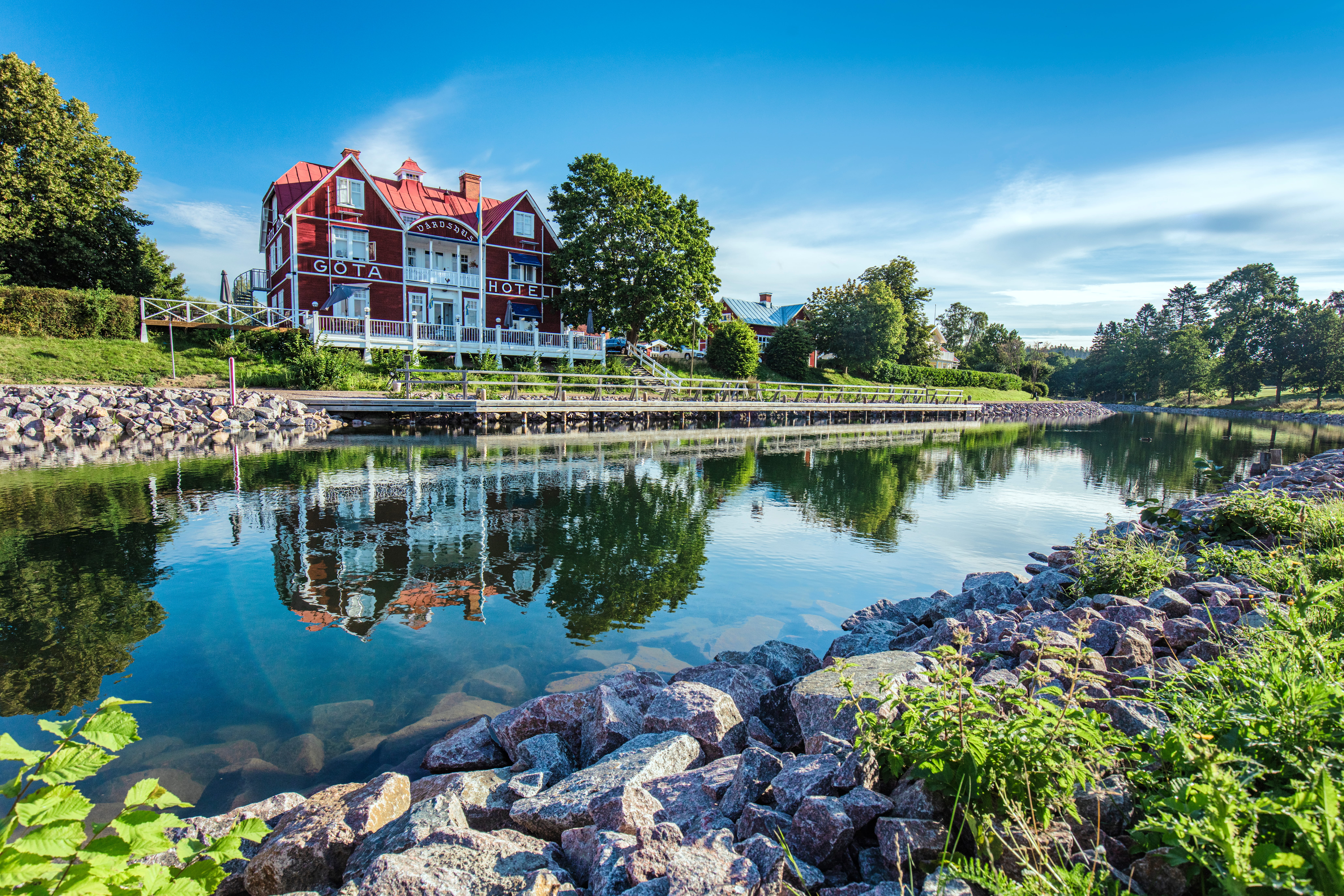 Het rode houten huis van het Göta Hotel ligt naast het Götakanaal.