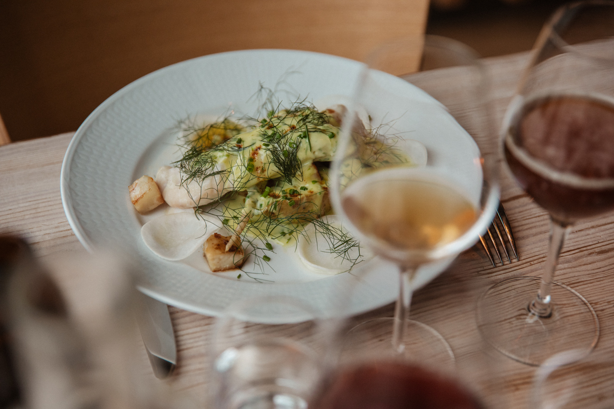 Ein Teller mit regionalem Gericht aus Gemüse im  Naturum Vänerskärgården Victoriahuset.