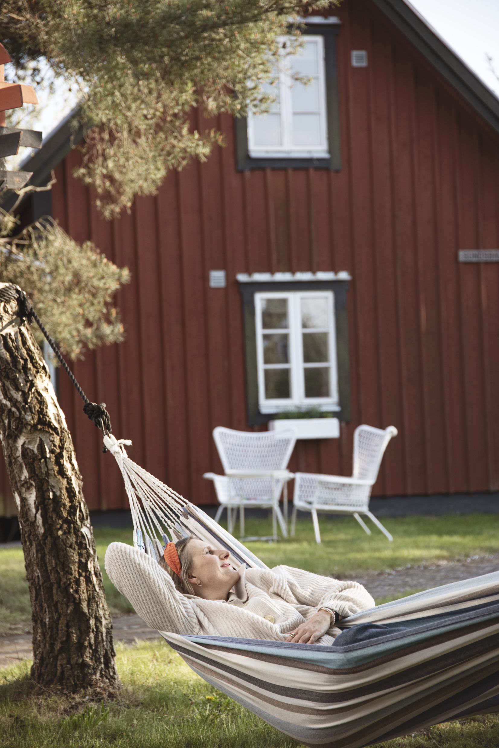Eine Frau entspannt in einer Hängematte.