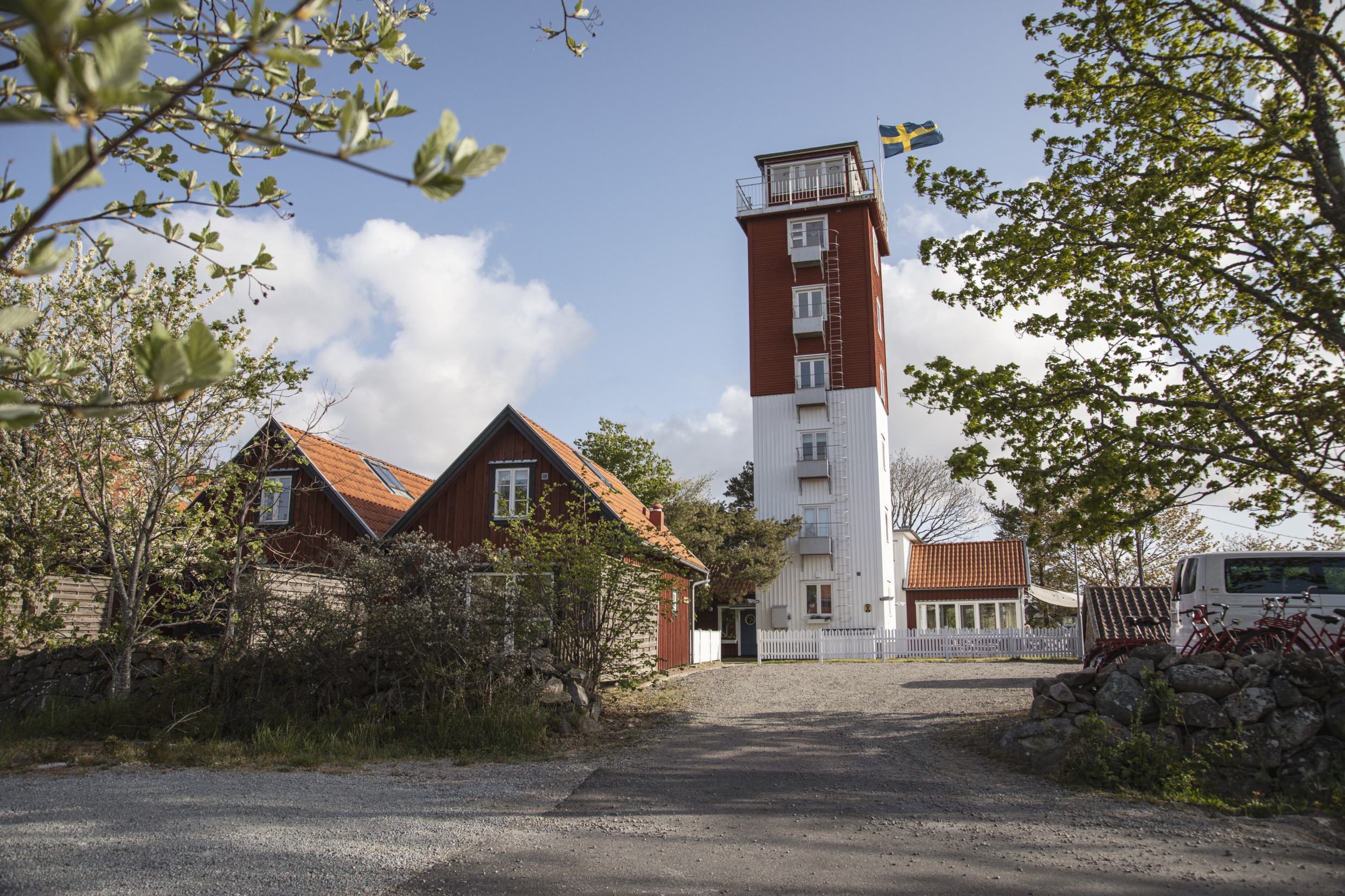 De witte en rode toren en de omliggende rode huizen van Lotstornet Hotel.