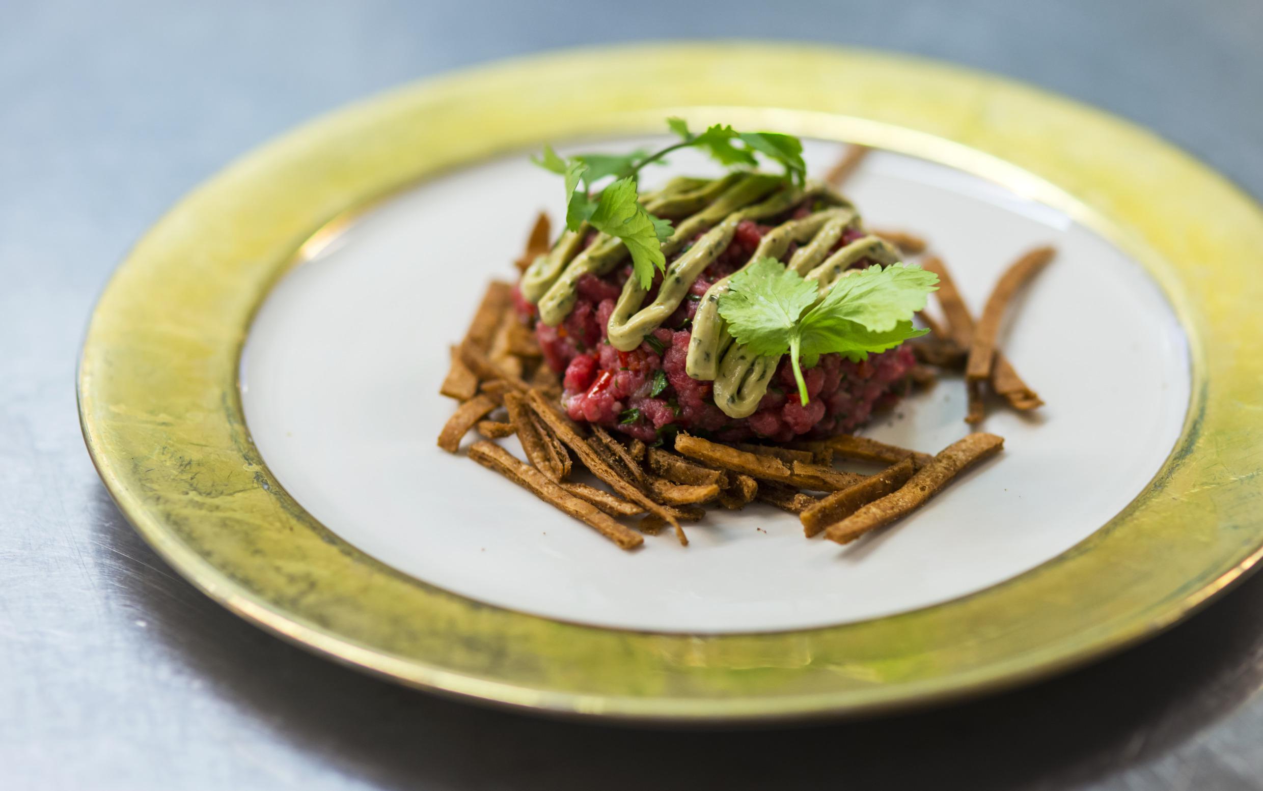 Tartar vom Rind serviert auf einem Teller.