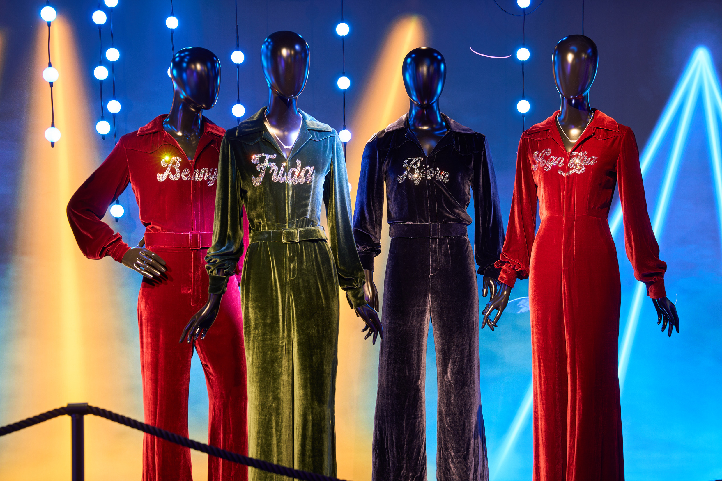 Schaufensterpuppen in ABBA-Kostümen.