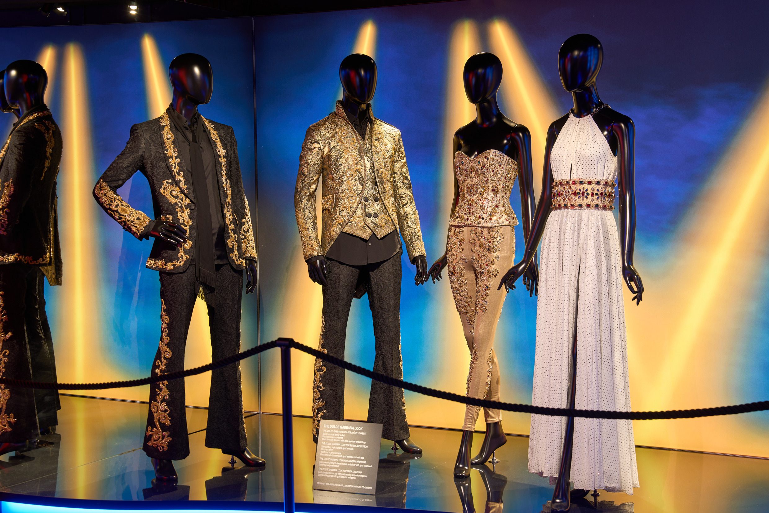 Des mannequins avec des costumes d'ABBA.