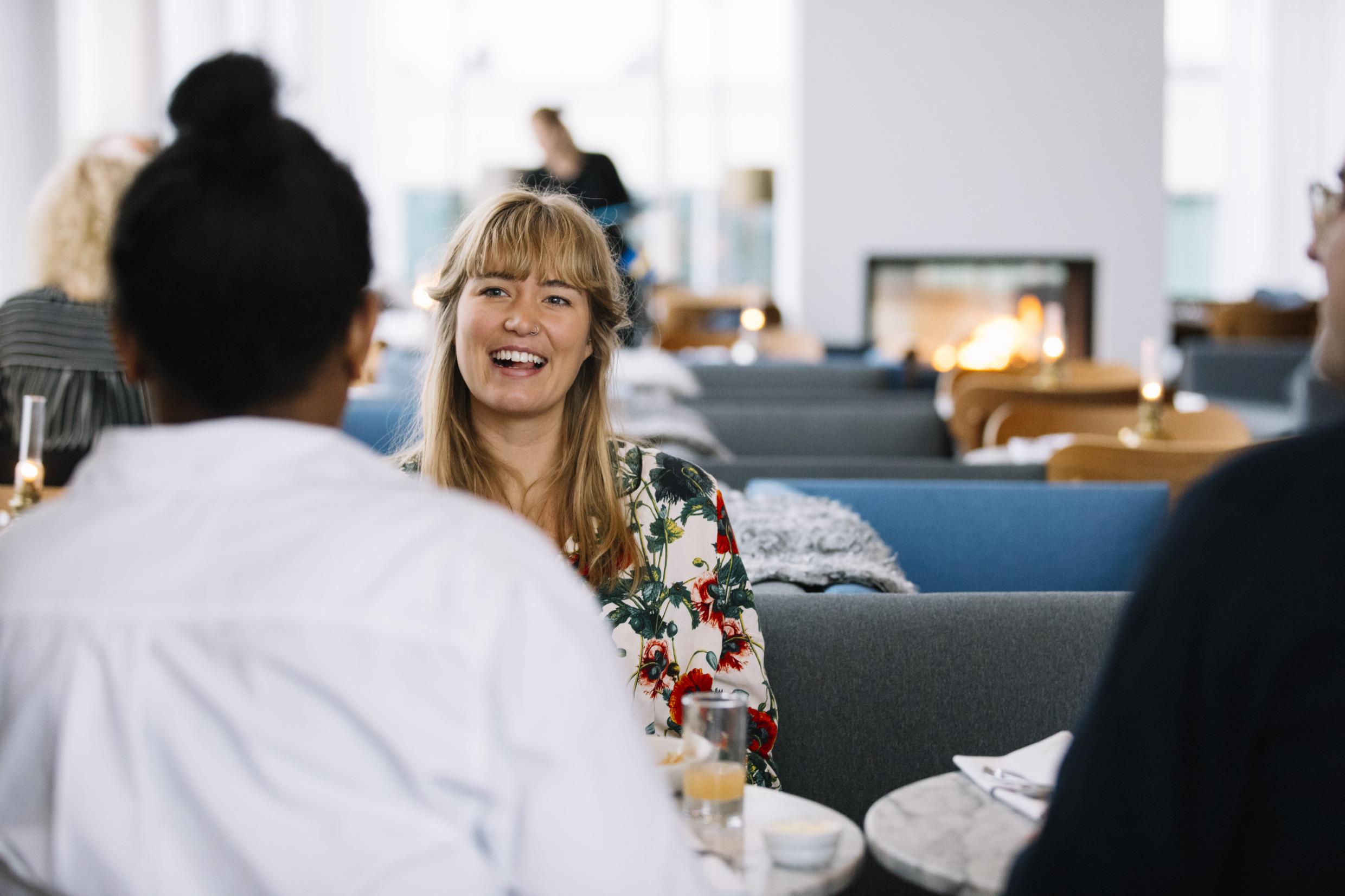 Meisje zittend aan een tafel met enkele vrienden in het restaurant PM & Vänner.
