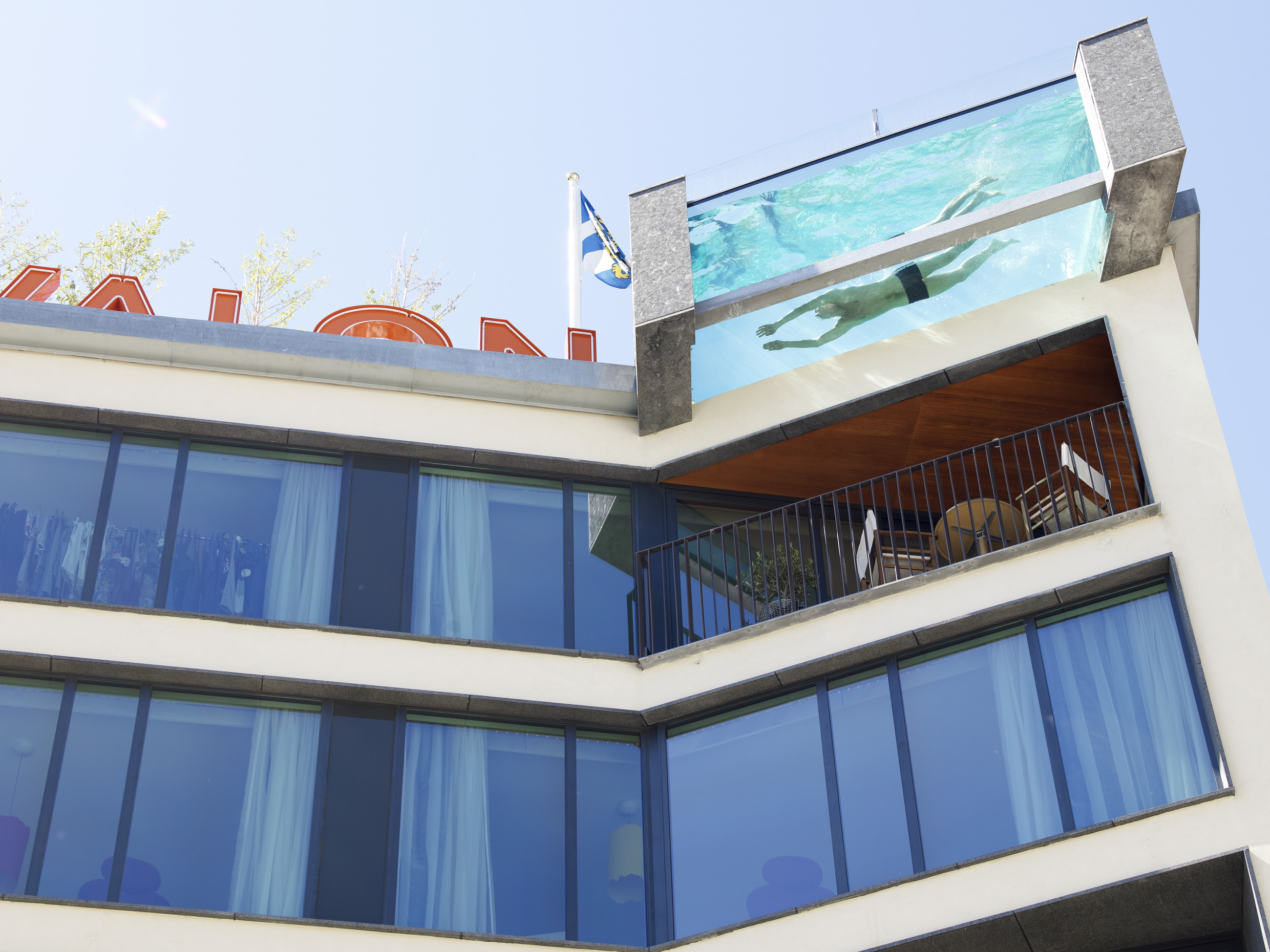 Man zwemt in een zwembad op het dak van het Avalon Hotel in Göteborg, dat gedeeltelijk over het Kungsportsplatsen-complex uitsteekt.