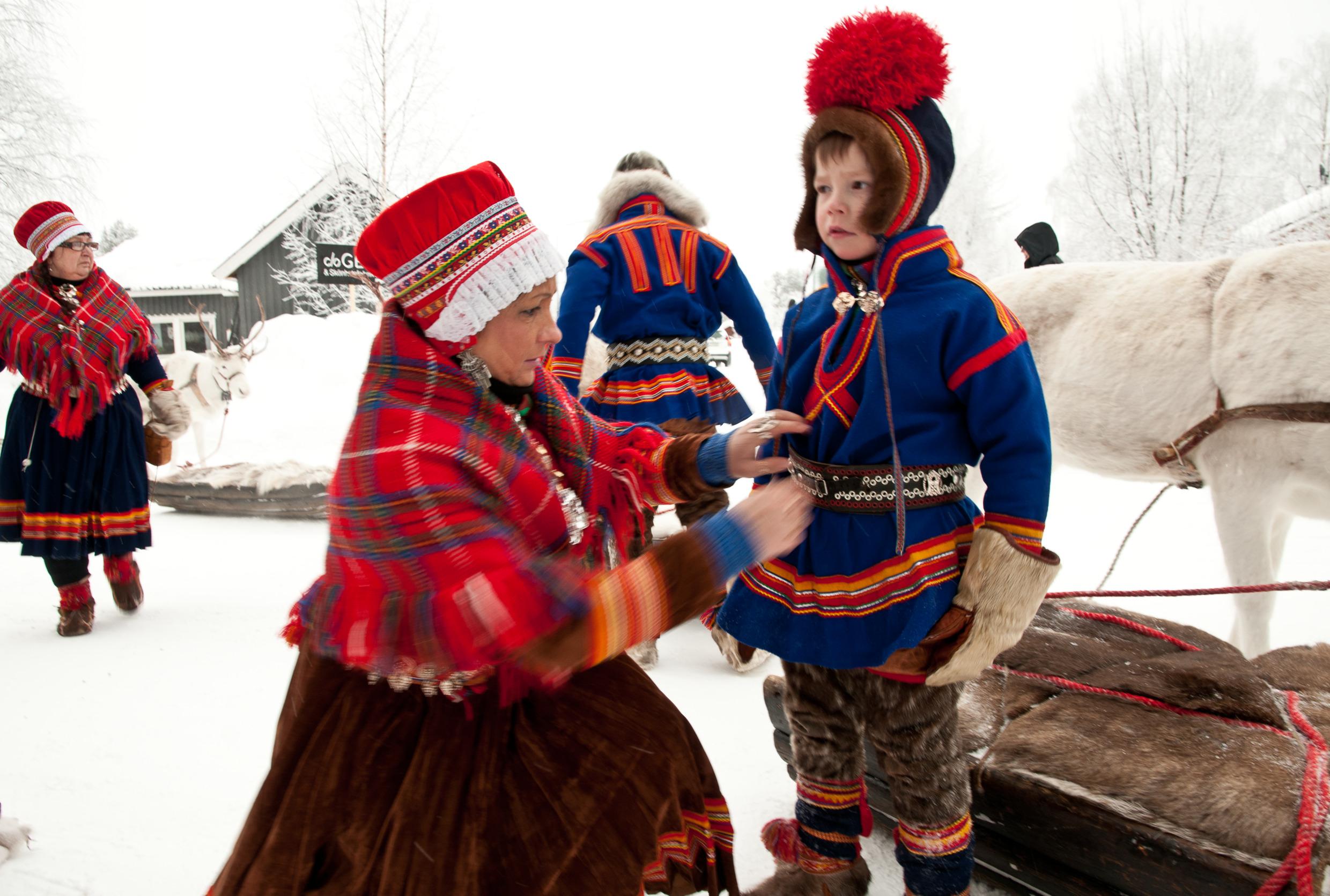 Samen im Schnee mit ihren traditionellen Trachten