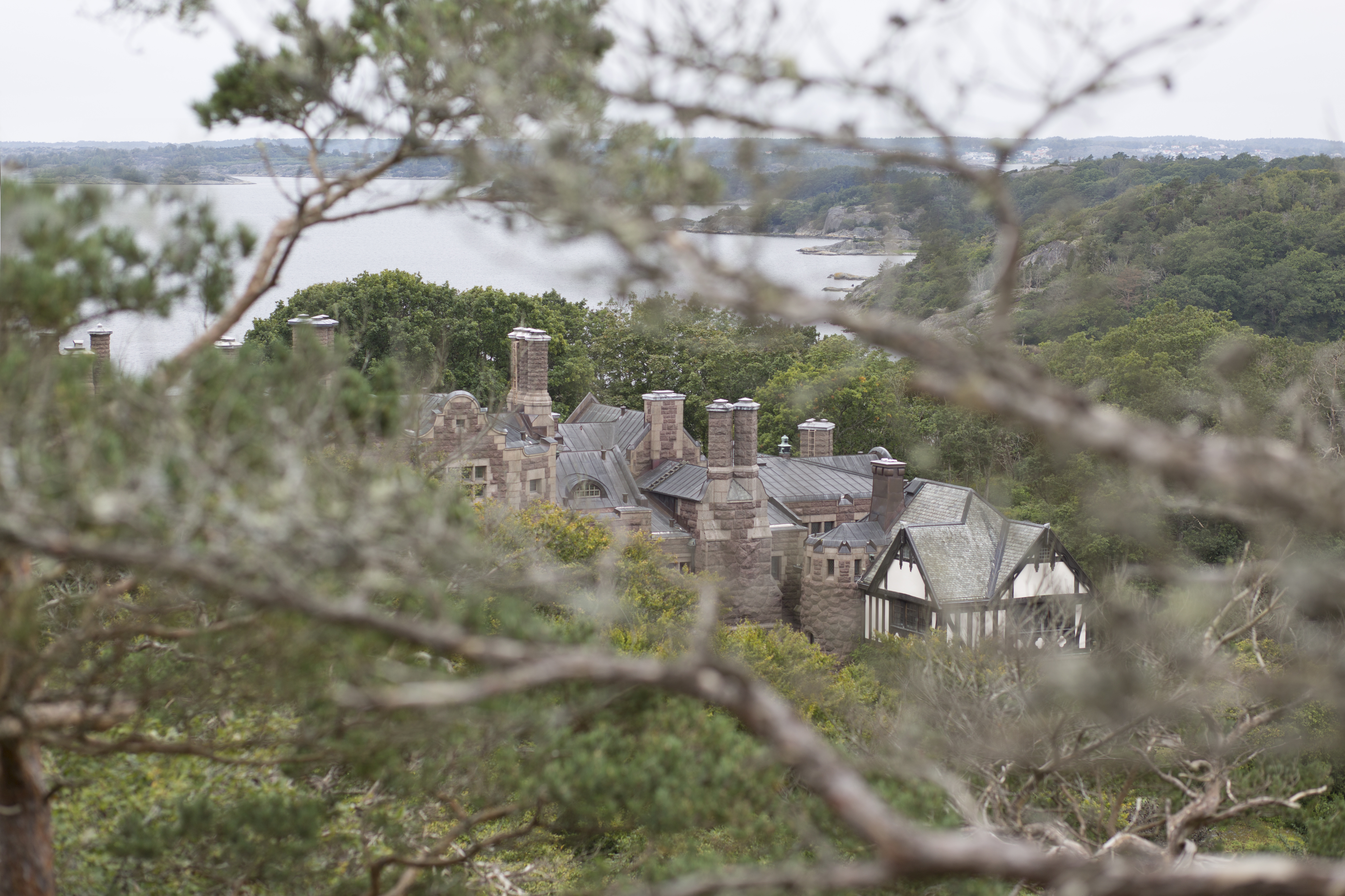 Le château de Tjolöholm se devine à travers les pins, surplombant le littoral boisé de la côte ouest de la Suède.