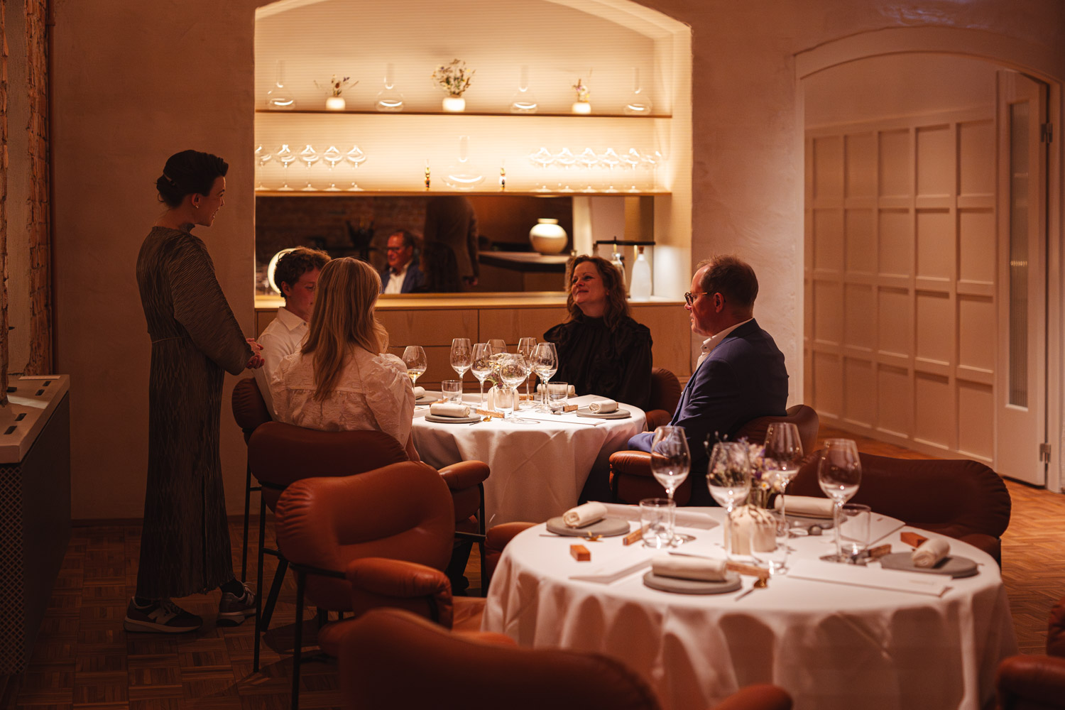 Guests enjoying dinner at Ateljé Vita Duken, a contemporary restaurant at Tornhuset in Umeå.