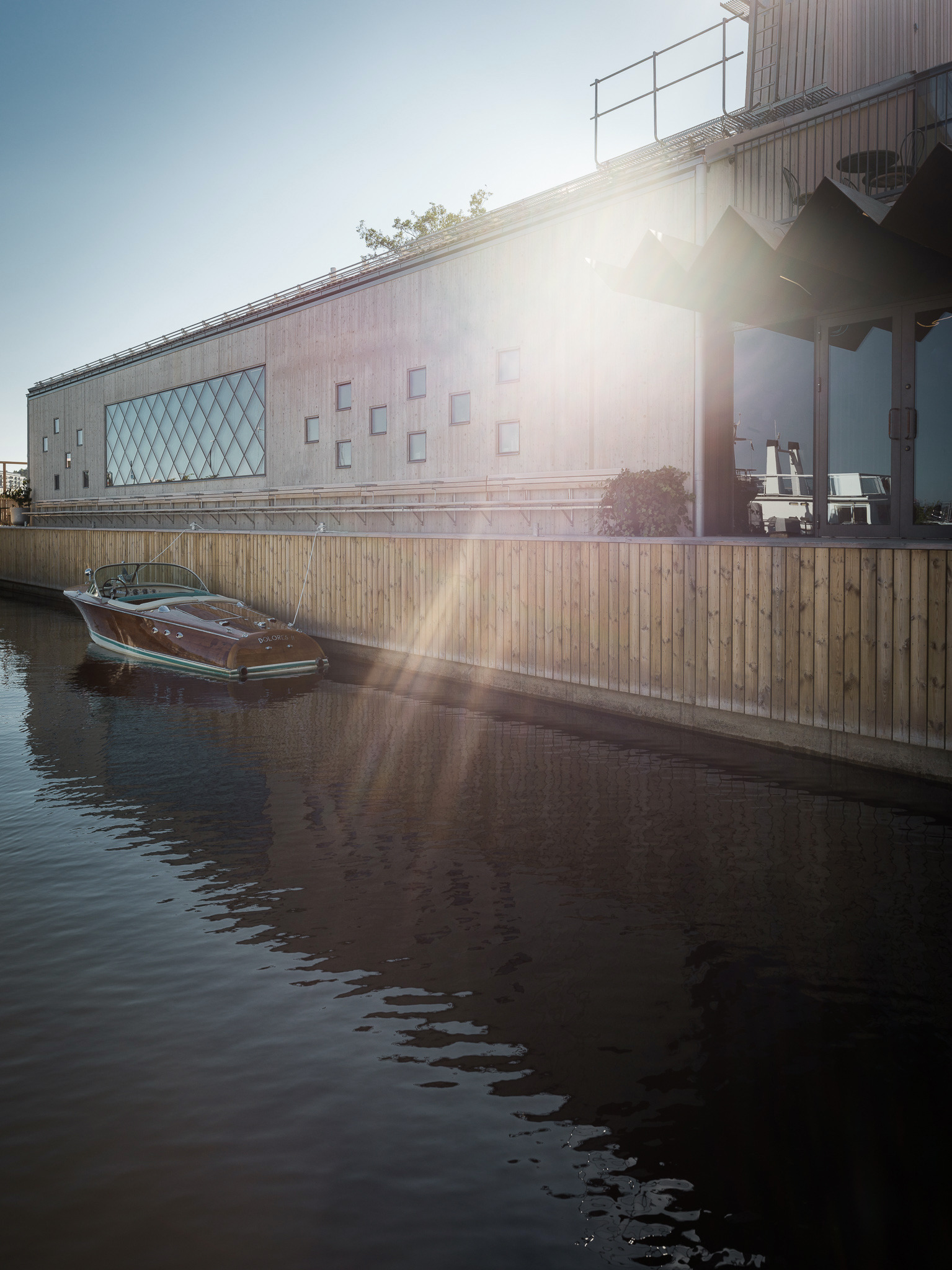 L'extérieur du restaurant Aira au bord de l'eau par un beau temps ensoleillé.